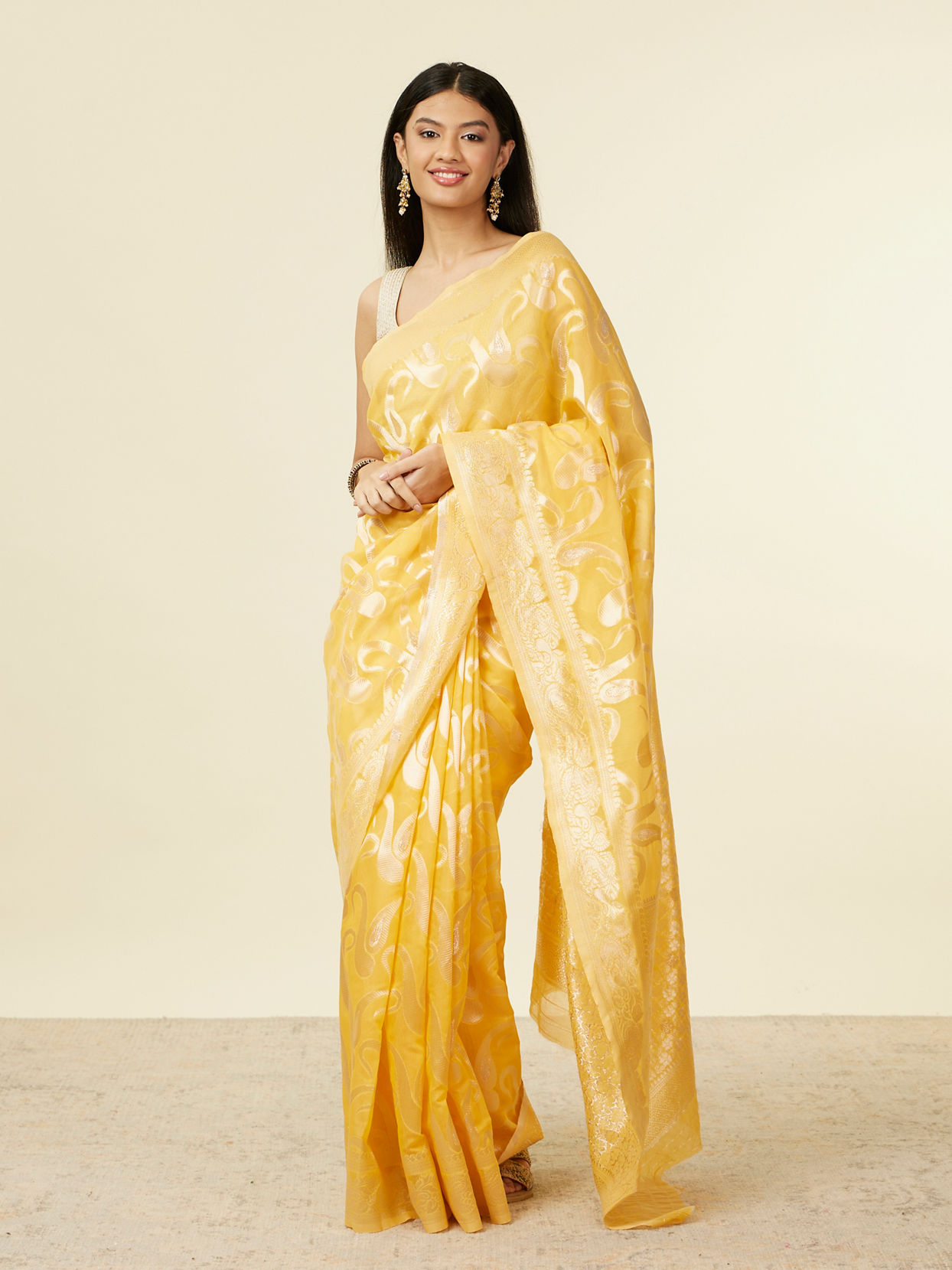 alt message - Mohey Women Sunshine Yellow Floral Zari work Saree image number 0