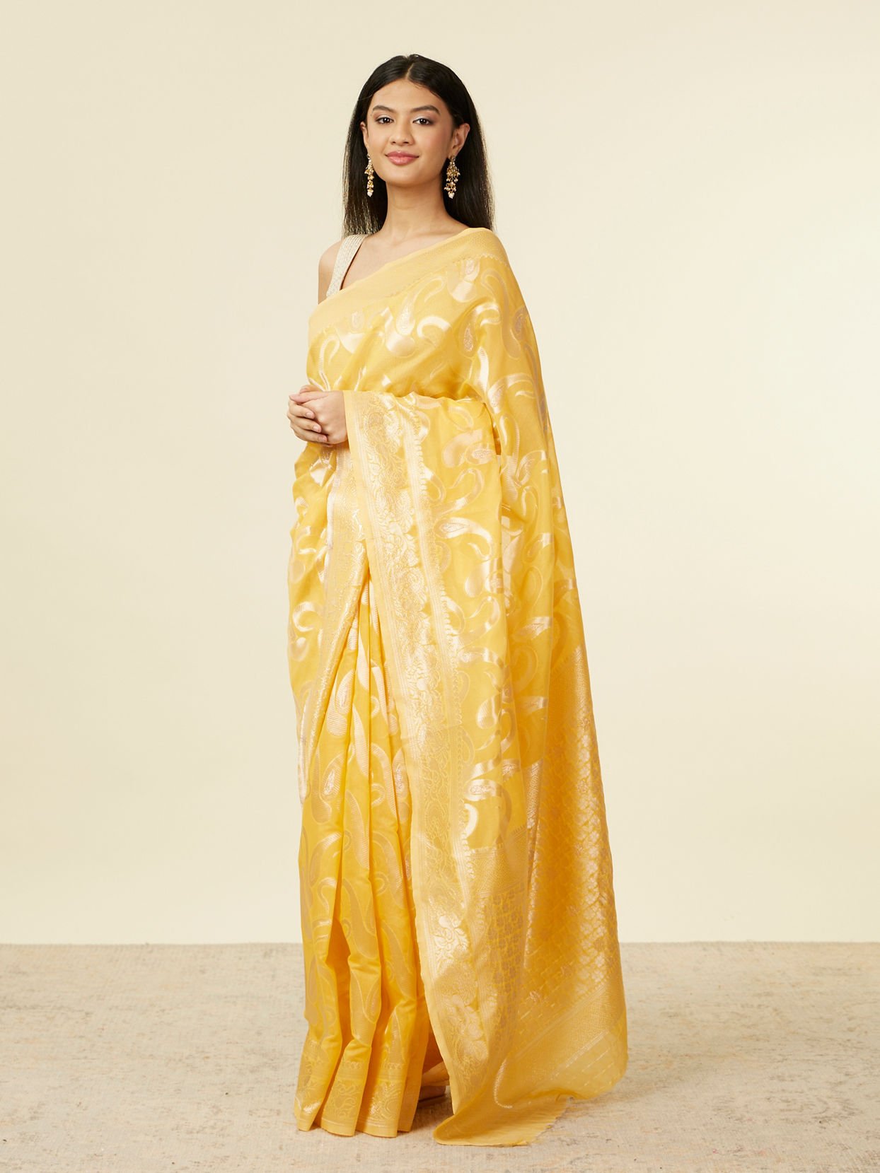 alt message - Mohey Women Sunshine Yellow Floral Zari work Saree image number 3