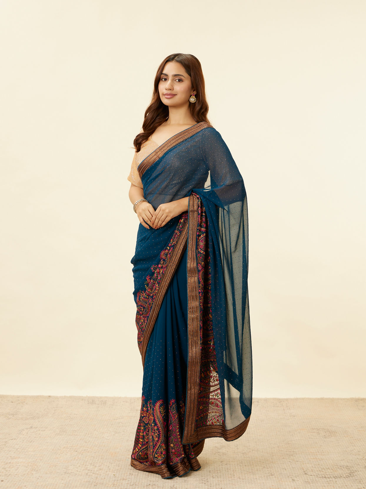 alt message - Mohey Women Teal Blue Stone Embellished Paisley Embroidered Saree image number 3