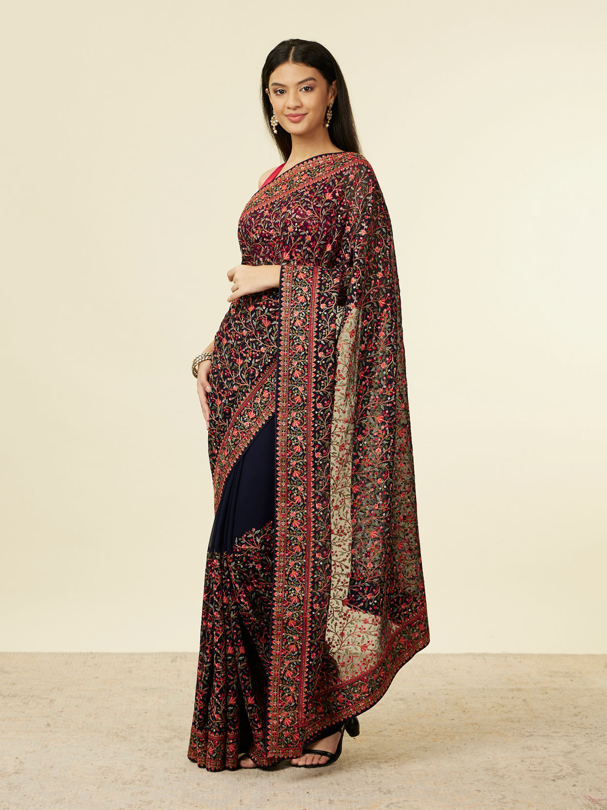 Mohey Women Indigo Blue Bel Buti Patterned Saree