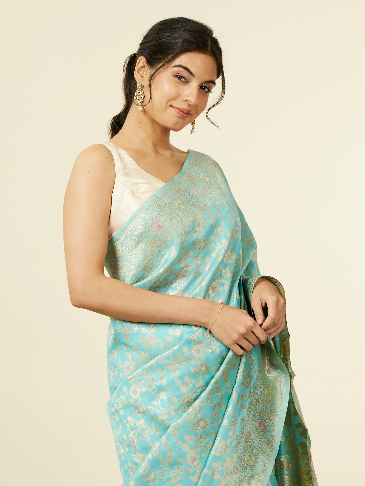 alt message - Mohey Women Light Blue Floral Zari Work Saree image number 1