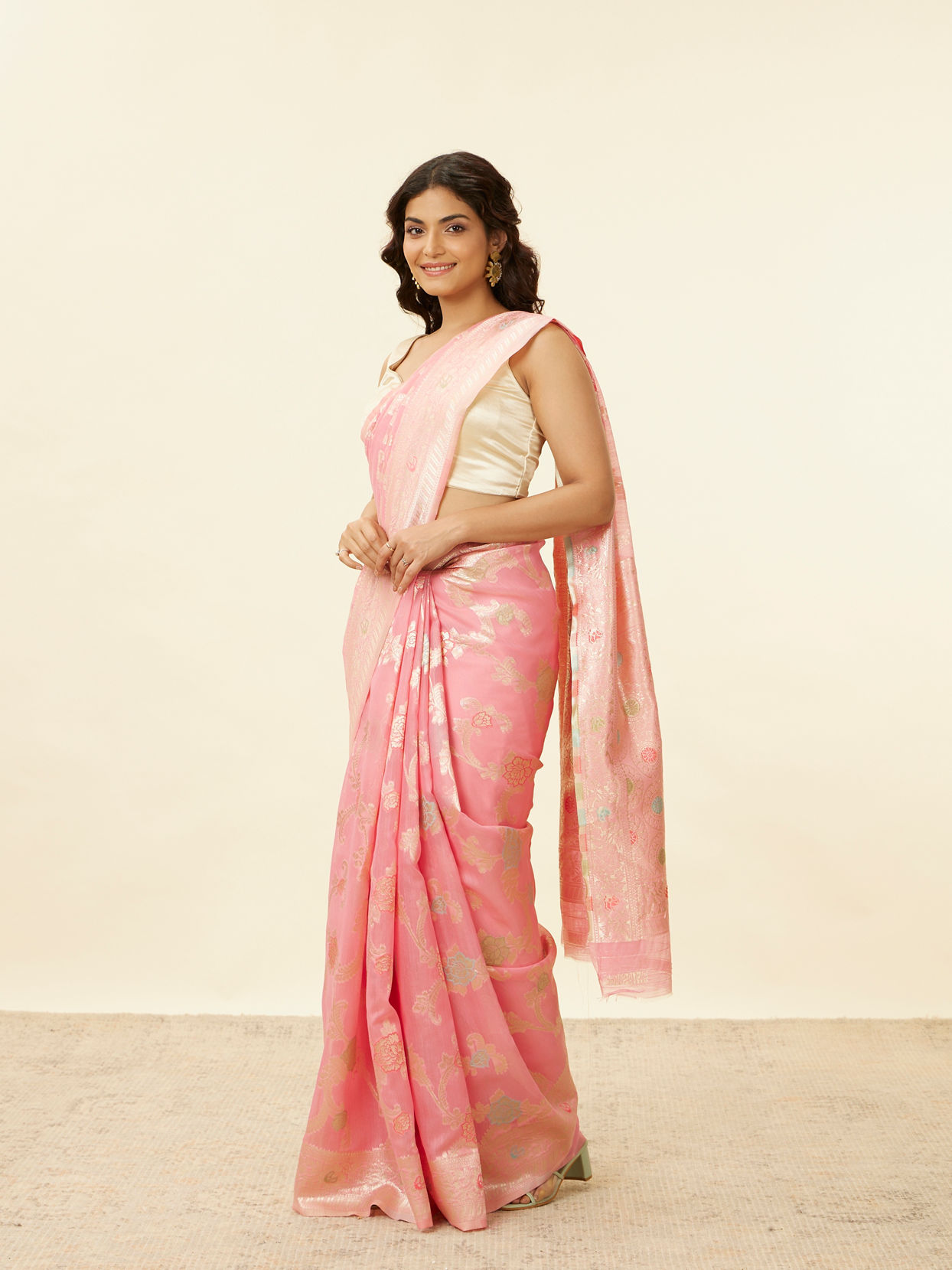 alt message - Mohey Women Rose Pink and Silver Floral Zari Work Saree image number 3