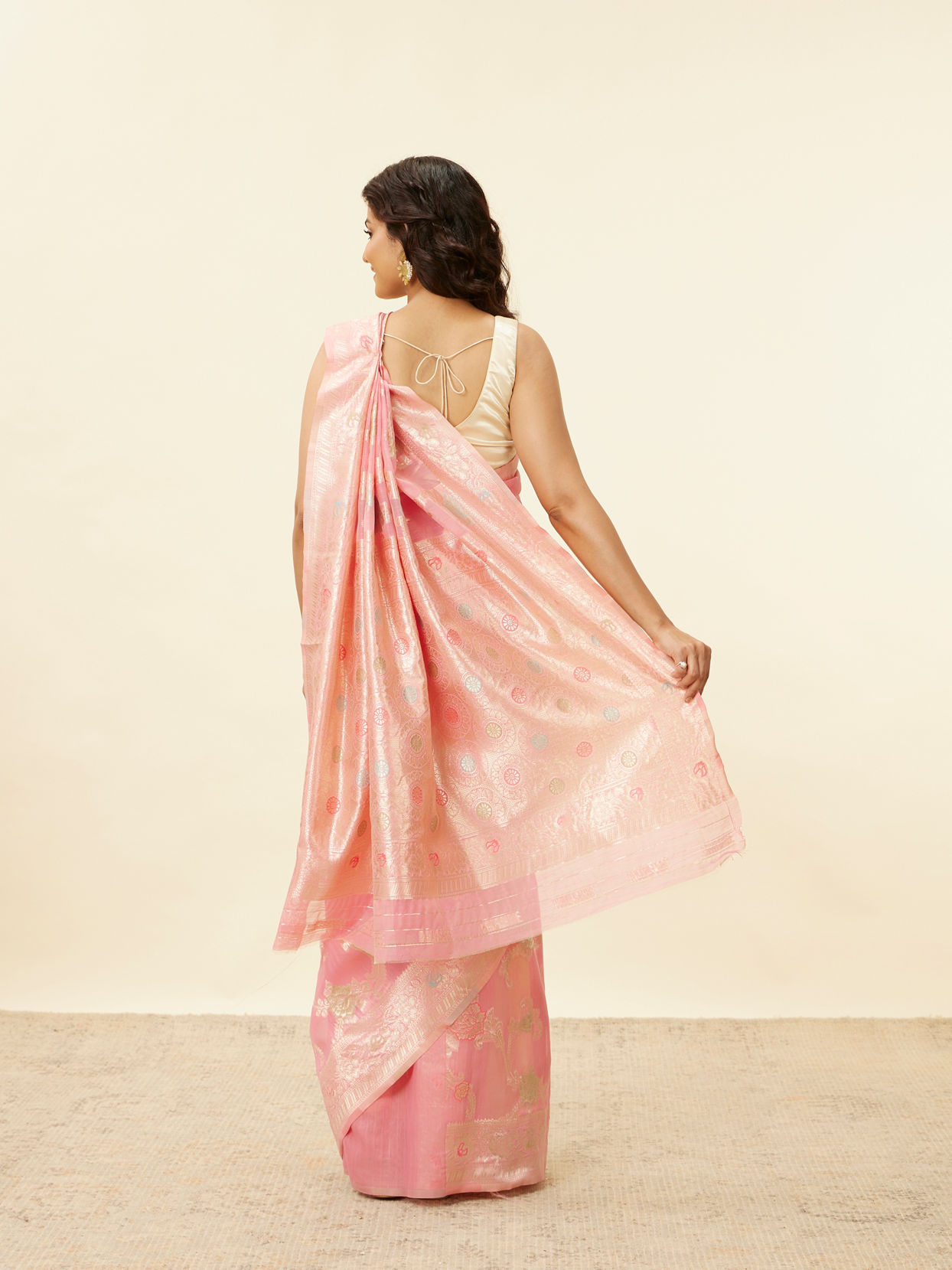 alt message - Mohey Women Rose Pink and Silver Floral Zari Work Saree image number 2