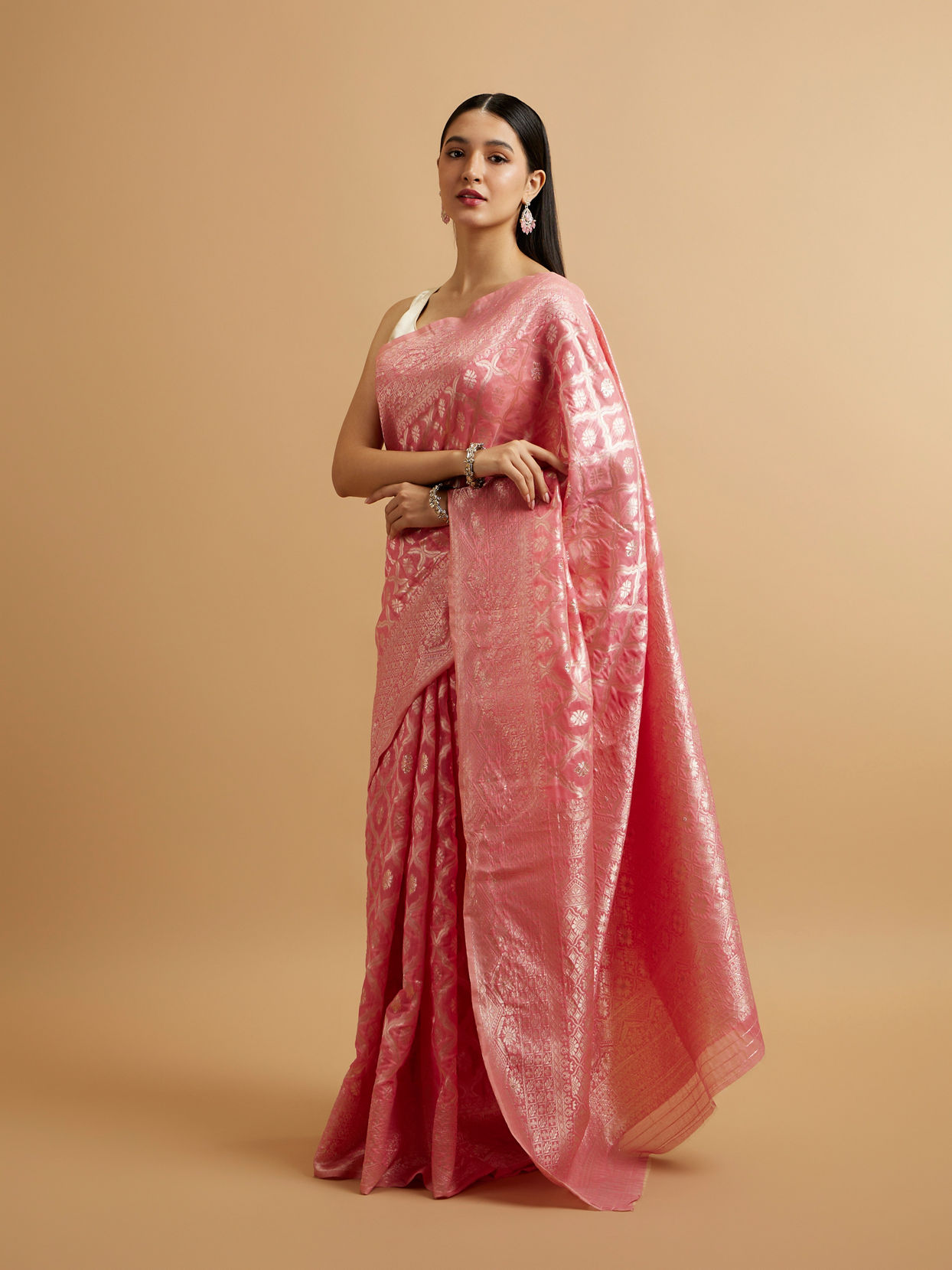 alt message - Mohey Women Pink Zari-Weave Traditional Festive Saree image number 2