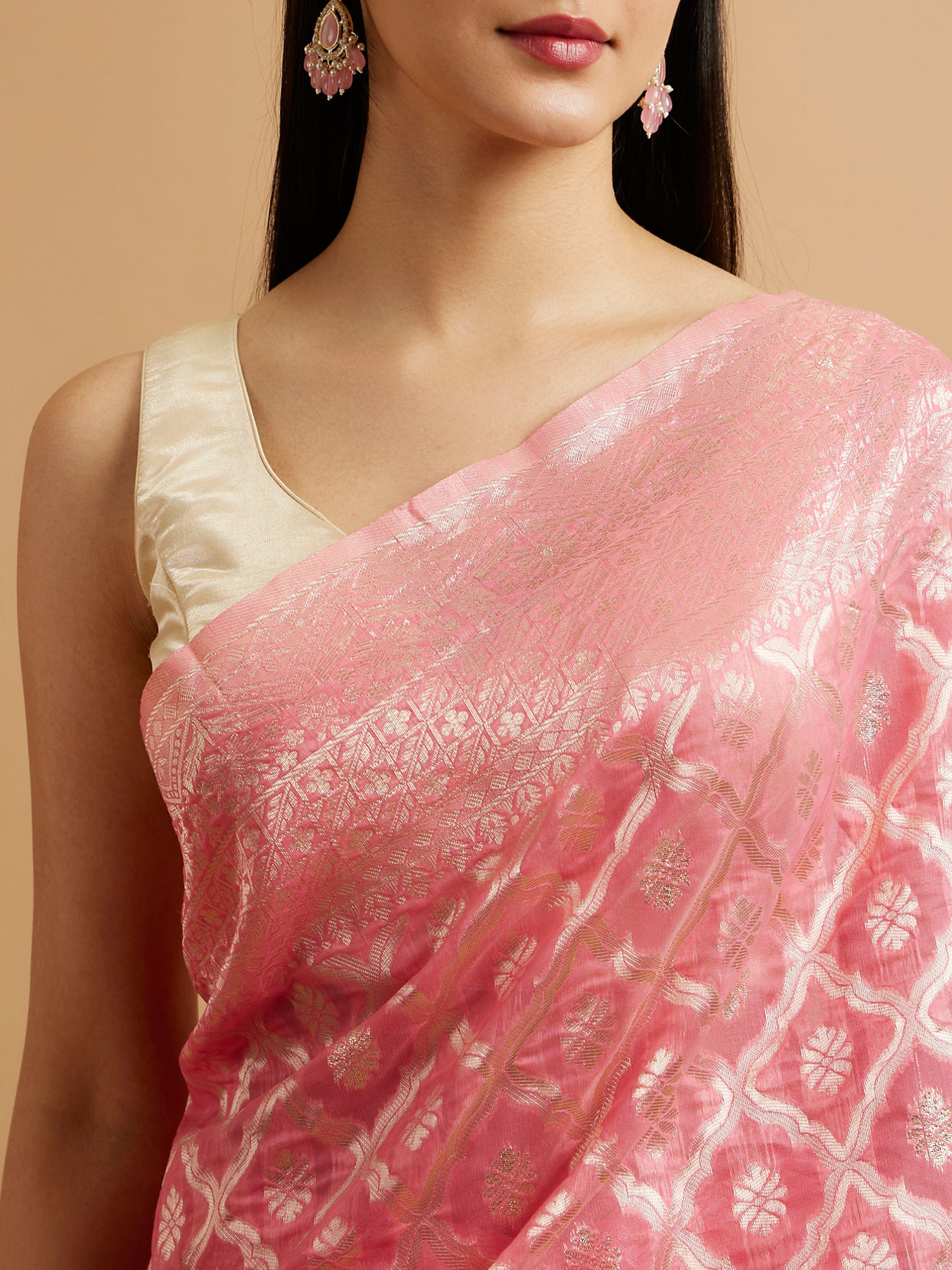 alt message - Mohey Women Pink Zari-Weave Traditional Festive Saree image number 3