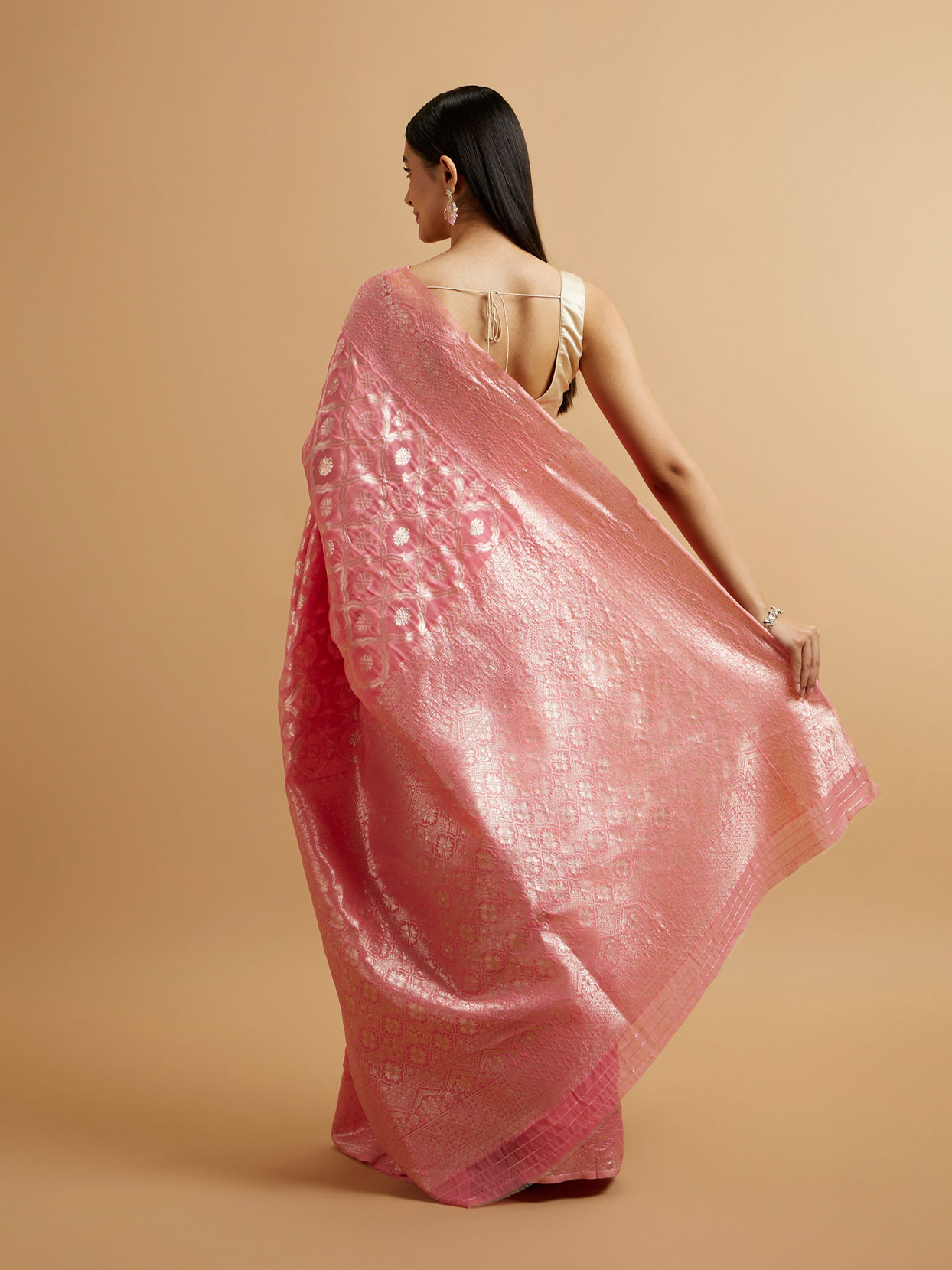 alt message - Mohey Women Pink Zari-Weave Traditional Festive Saree image number 4