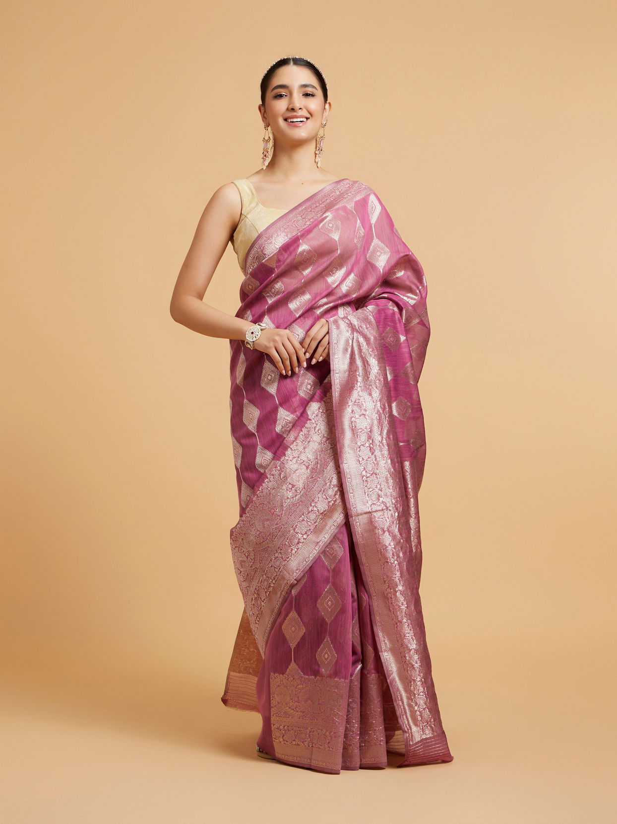 alt message - Mohey Women Damson Purple Zari Work Saree with Diamond Motifs image number 0