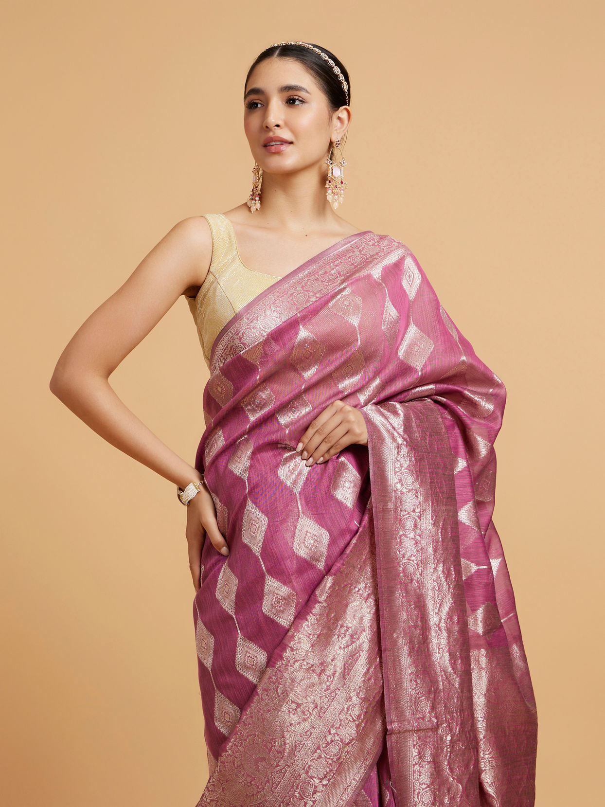 alt message - Mohey Women Damson Purple Zari Work Saree with Diamond Motifs image number 1