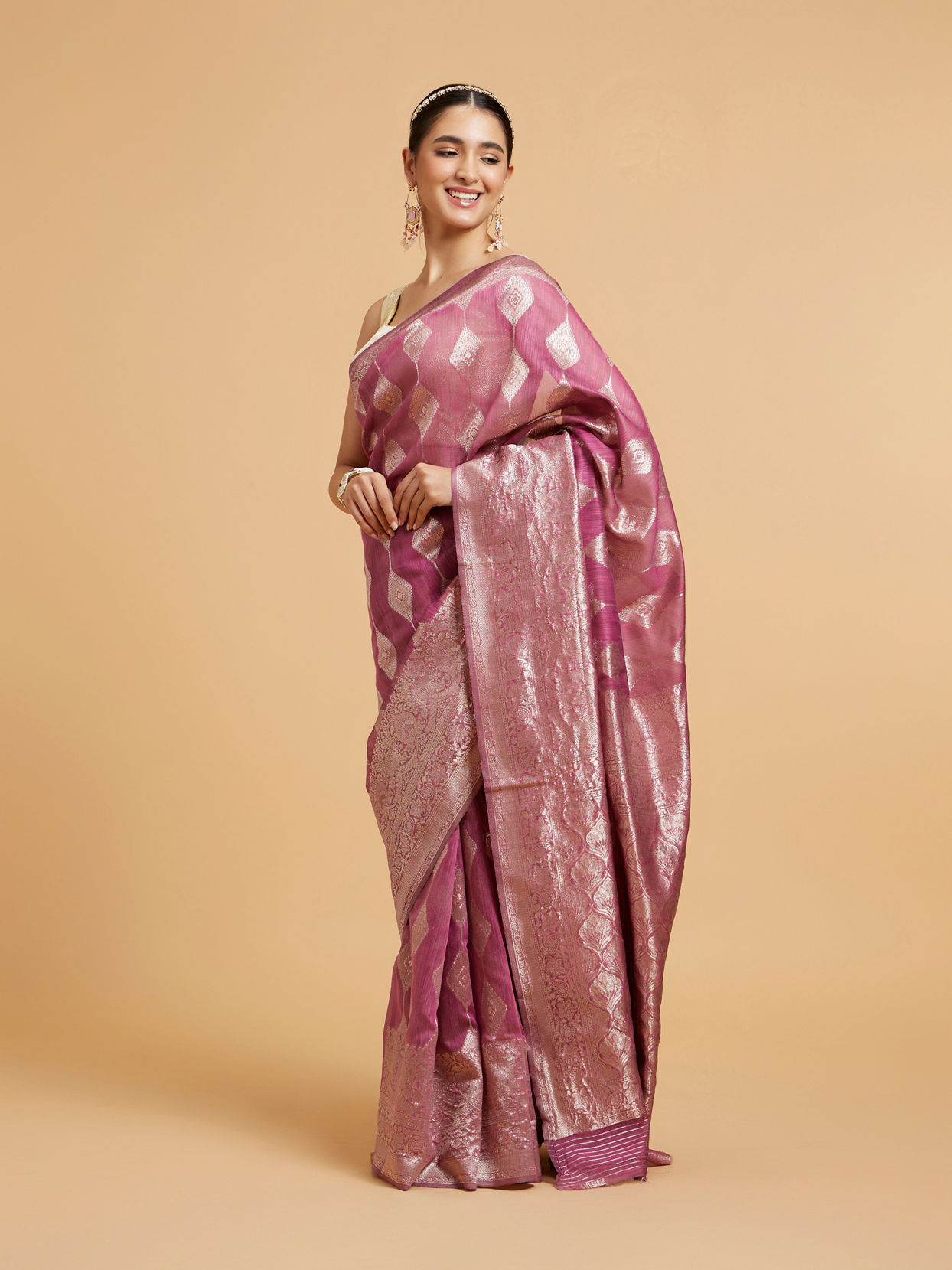 alt message - Mohey Women Damson Purple Zari Work Saree with Diamond Motifs image number 2