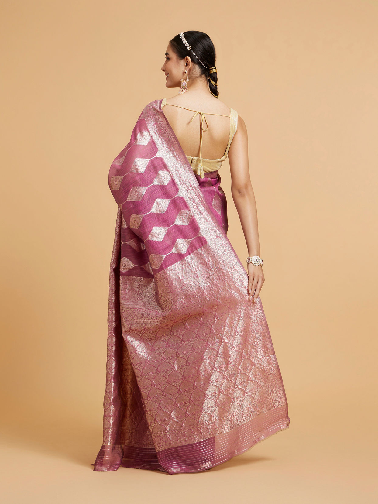 alt message - Mohey Women Damson Purple Zari Work Saree with Diamond Motifs image number 4