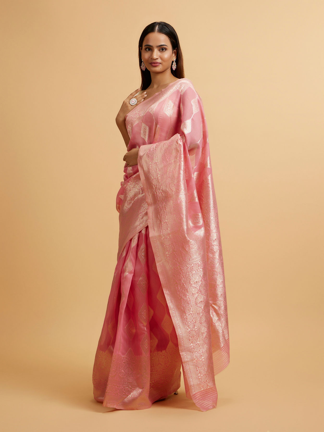 alt message - Mohey Women Elegant Pink Silk with Intricate Zari Weave Saree image number 2