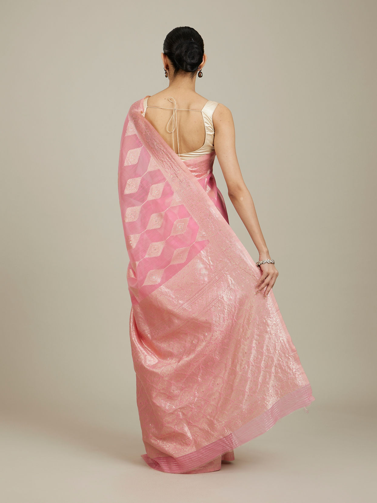 Mohey Women Elegant Pink Silk with Intricate Zari Weave Saree