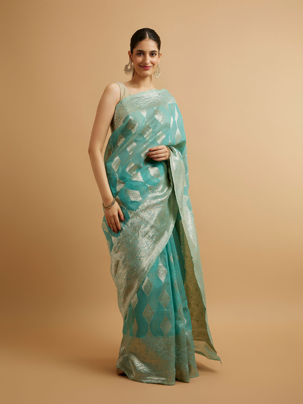 alt message - Mohey Women Light Blue Art Silk with Intricate Zari-Weave Saree image number 2