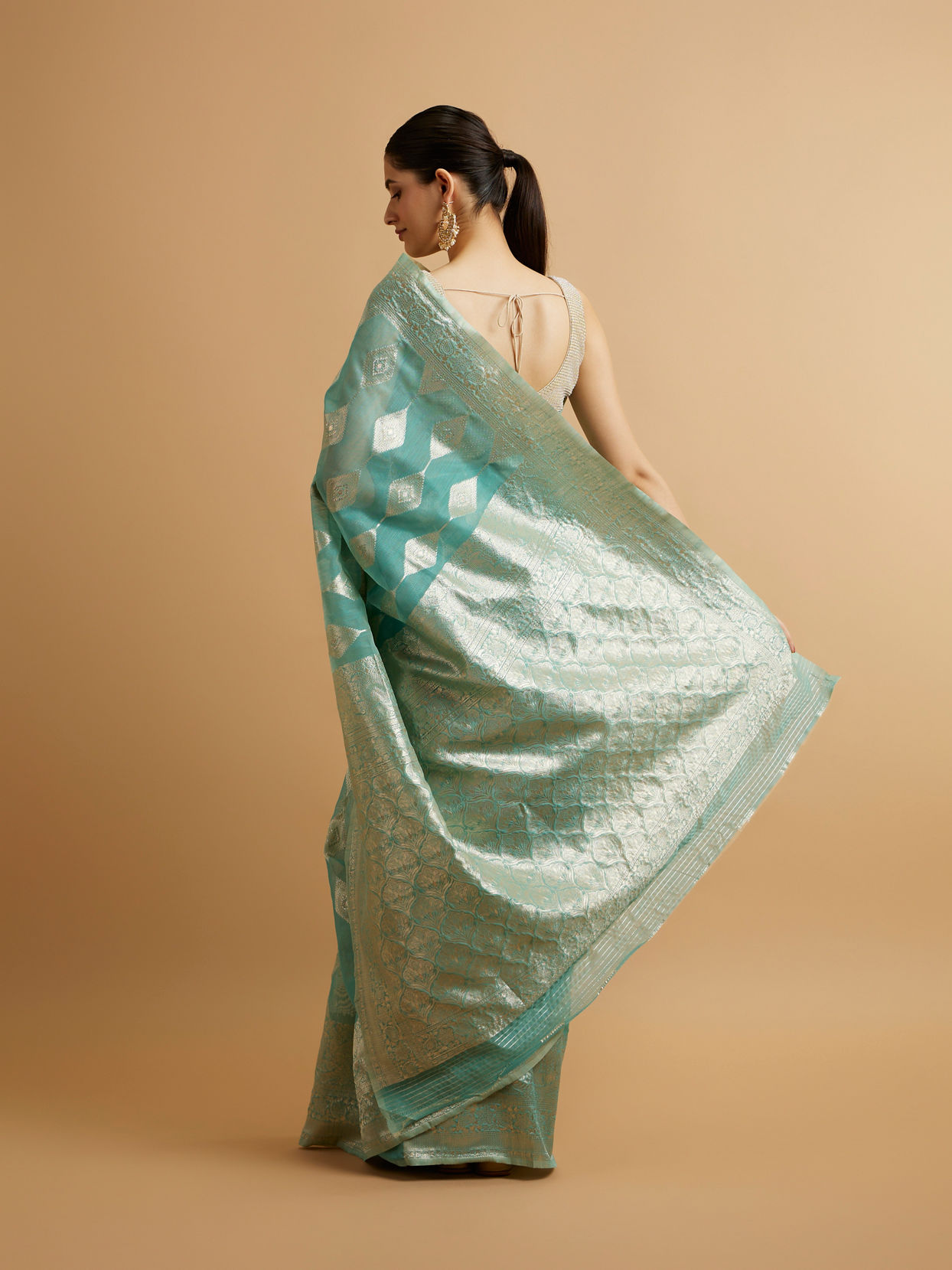 alt message - Mohey Women Light Blue Art Silk with Intricate Zari-Weave Saree image number 4