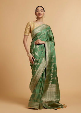 alt message - Mohey Women Pista Green Paisley & Bel Buti Patterned Saree image number 0