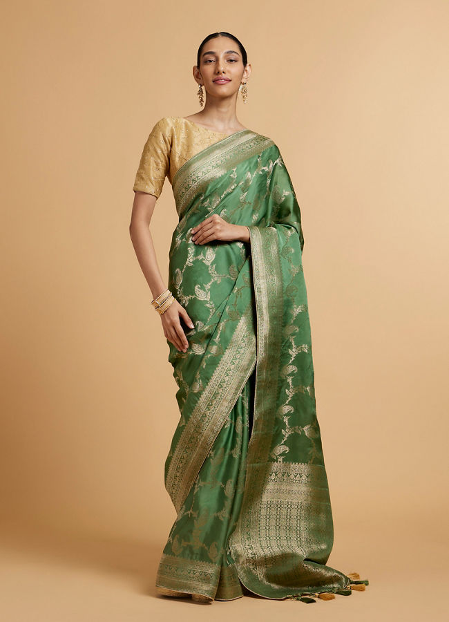 alt message - Mohey Women Pista Green Paisley & Bel Buti Patterned Saree image number 0