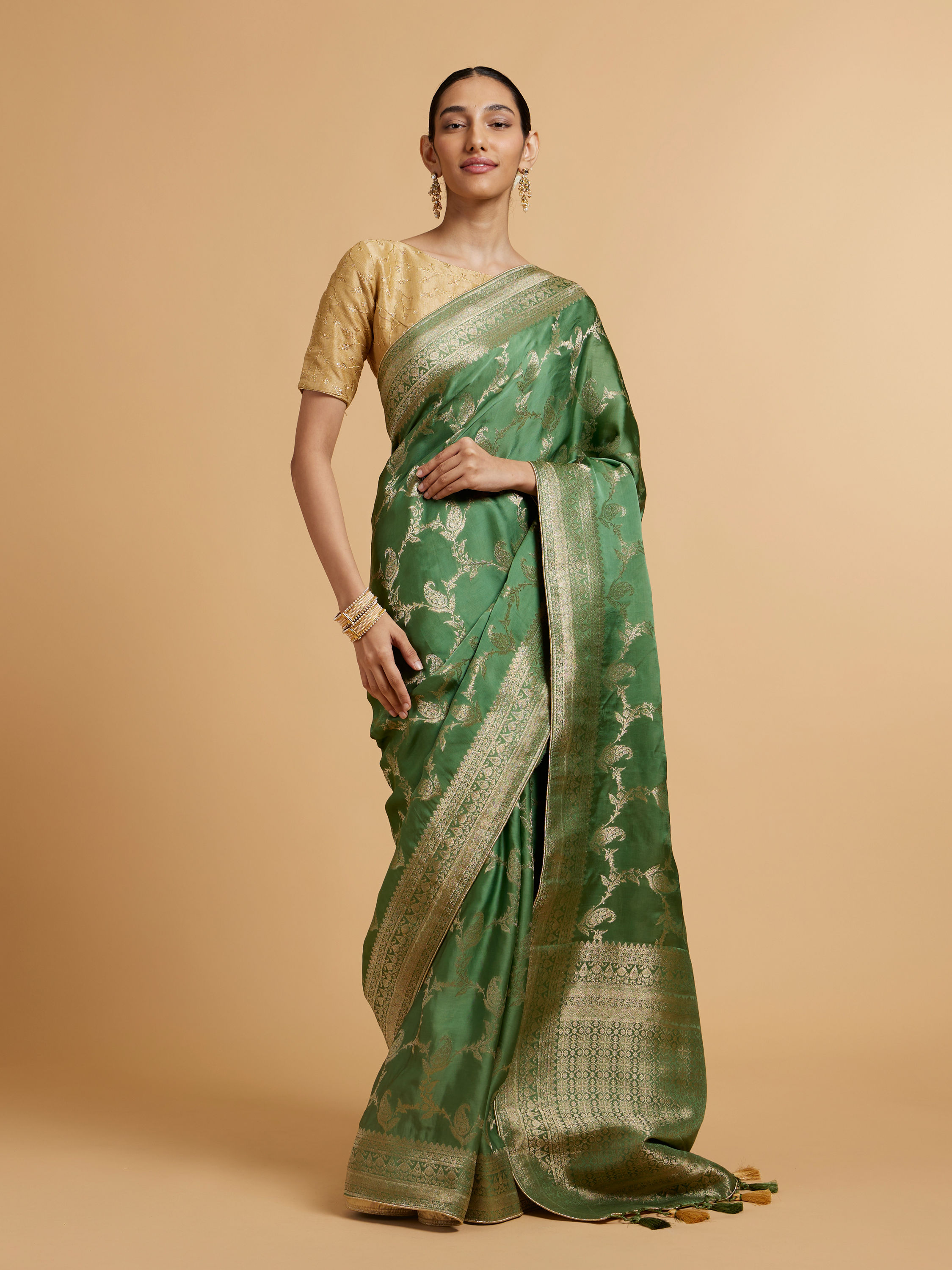 Mohey Women Pista Green Paisley & Bel Buti Patterned Saree