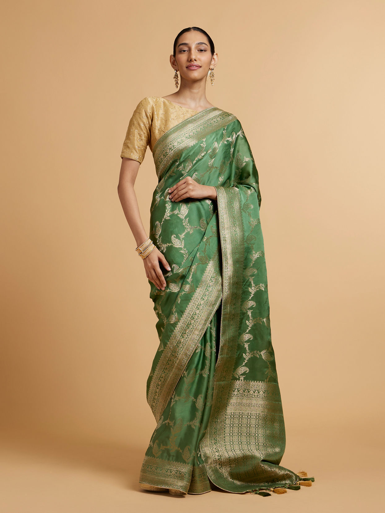 alt message - Mohey Women Pista Green Paisley & Bel Buti Patterned Saree image number 0