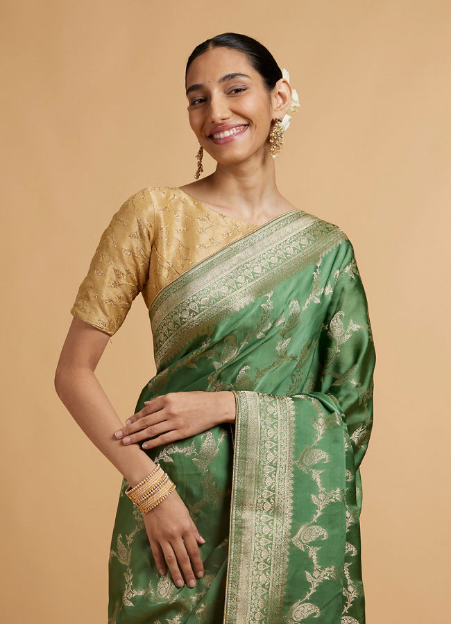 alt message - Mohey Women Pista Green Paisley & Bel Buti Patterned Saree image number 1