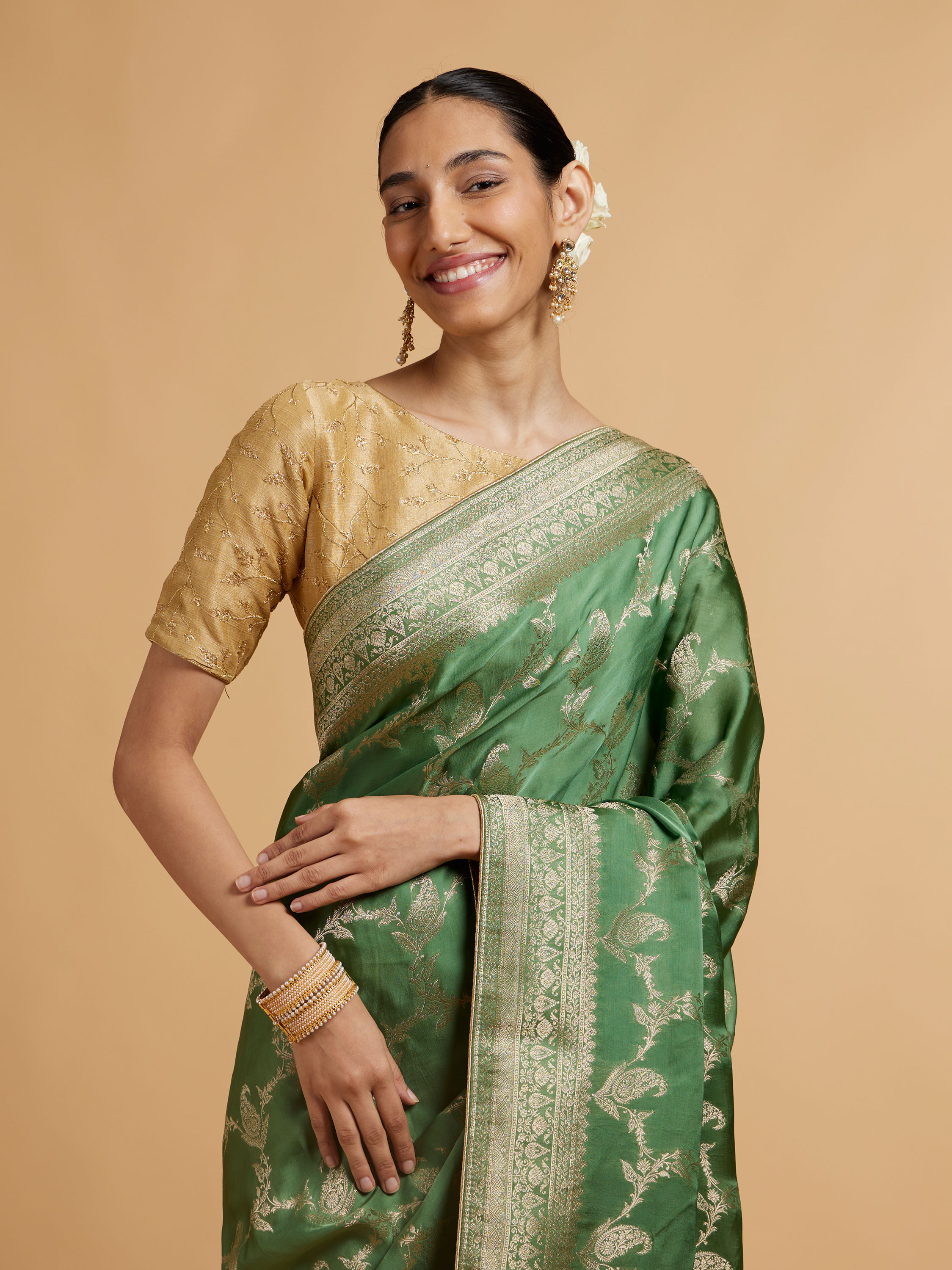 Mohey Women Pista Green Paisley & Bel Buti Patterned Saree