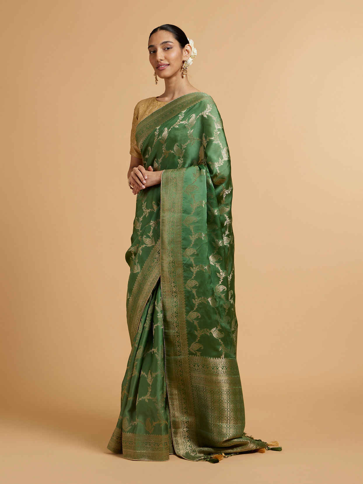Mohey Women Pista Green Paisley & Bel Buti Patterned Saree