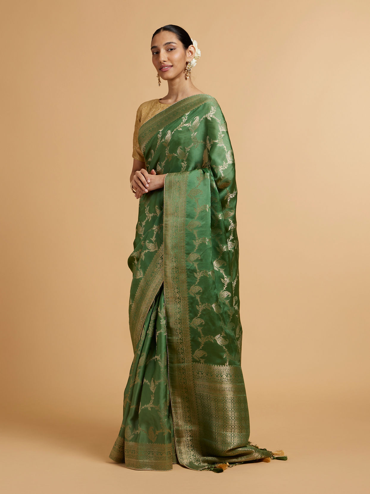 alt message - Mohey Women Pista Green Paisley & Bel Buti Patterned Saree image number 2