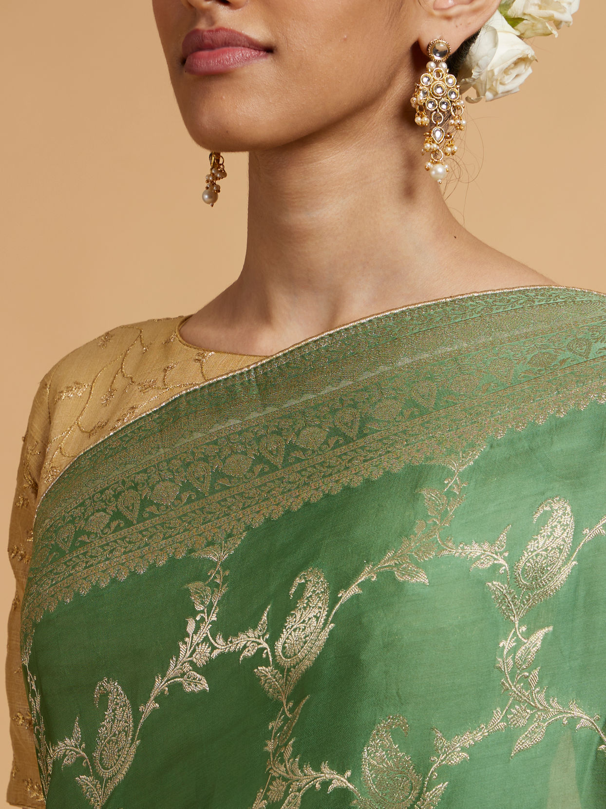 Mohey Women Pista Green Paisley & Bel Buti Patterned Saree