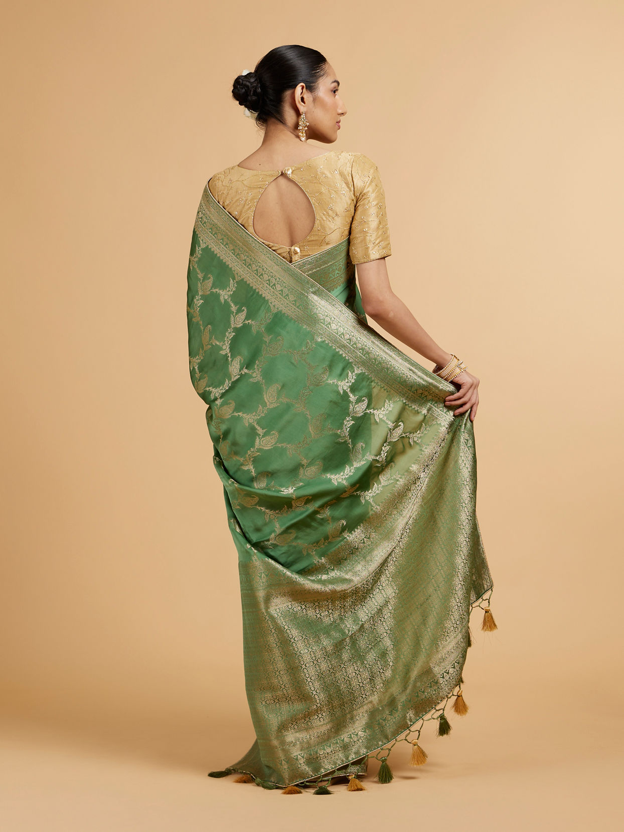 alt message - Mohey Women Pista Green Paisley & Bel Buti Patterned Saree image number 4