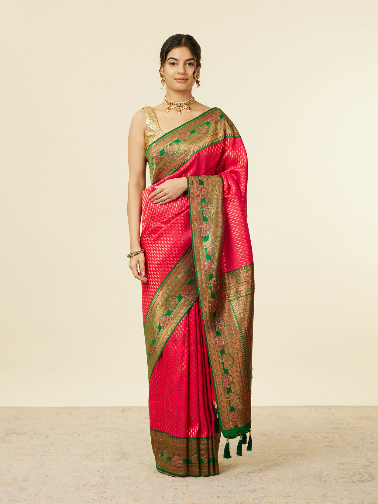 alt message - Mohey Women Rani Pink Buta Patterned Saree with Floral Leaf Border image number 0