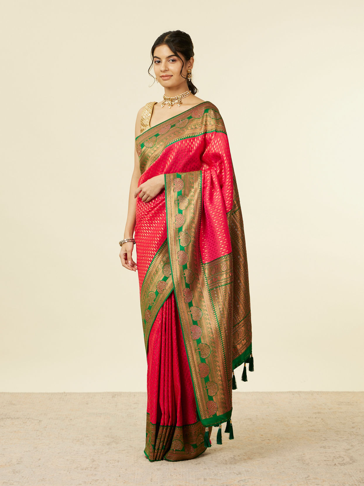 alt message - Mohey Women Rani Pink Buta Patterned Saree with Floral Leaf Border image number 3