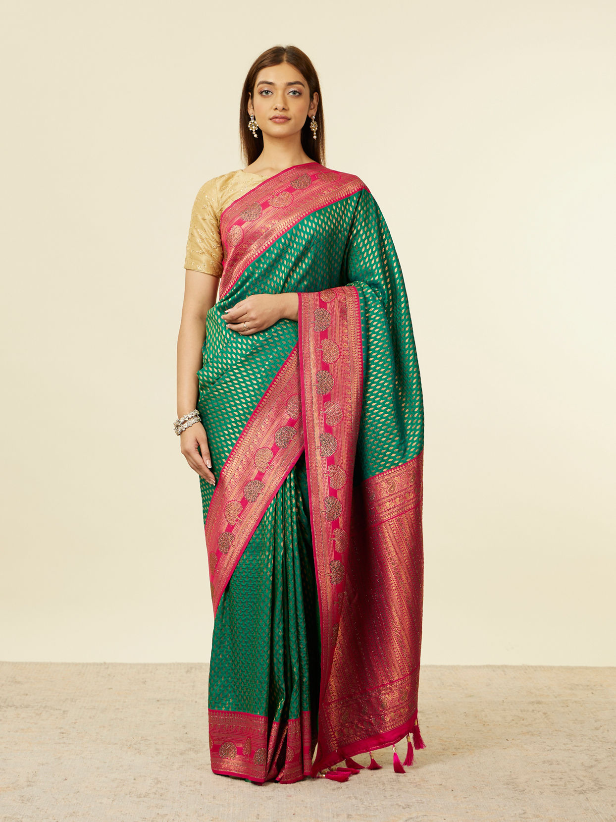 alt message - Mohey Women Dark Green Floral Buta Patterned Saree with Latkan Trimmings image number 0