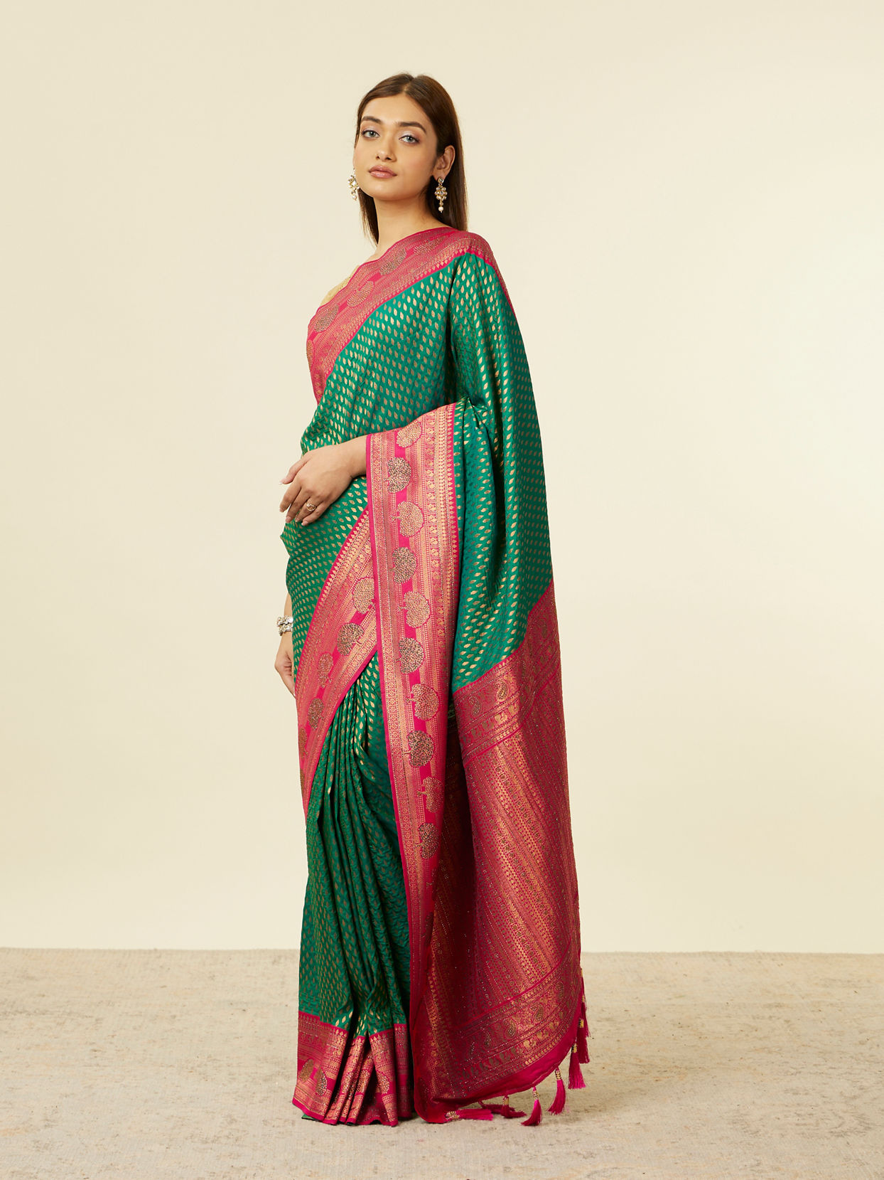 alt message - Mohey Women Dark Green Floral Buta Patterned Saree with Latkan Trimmings image number 3