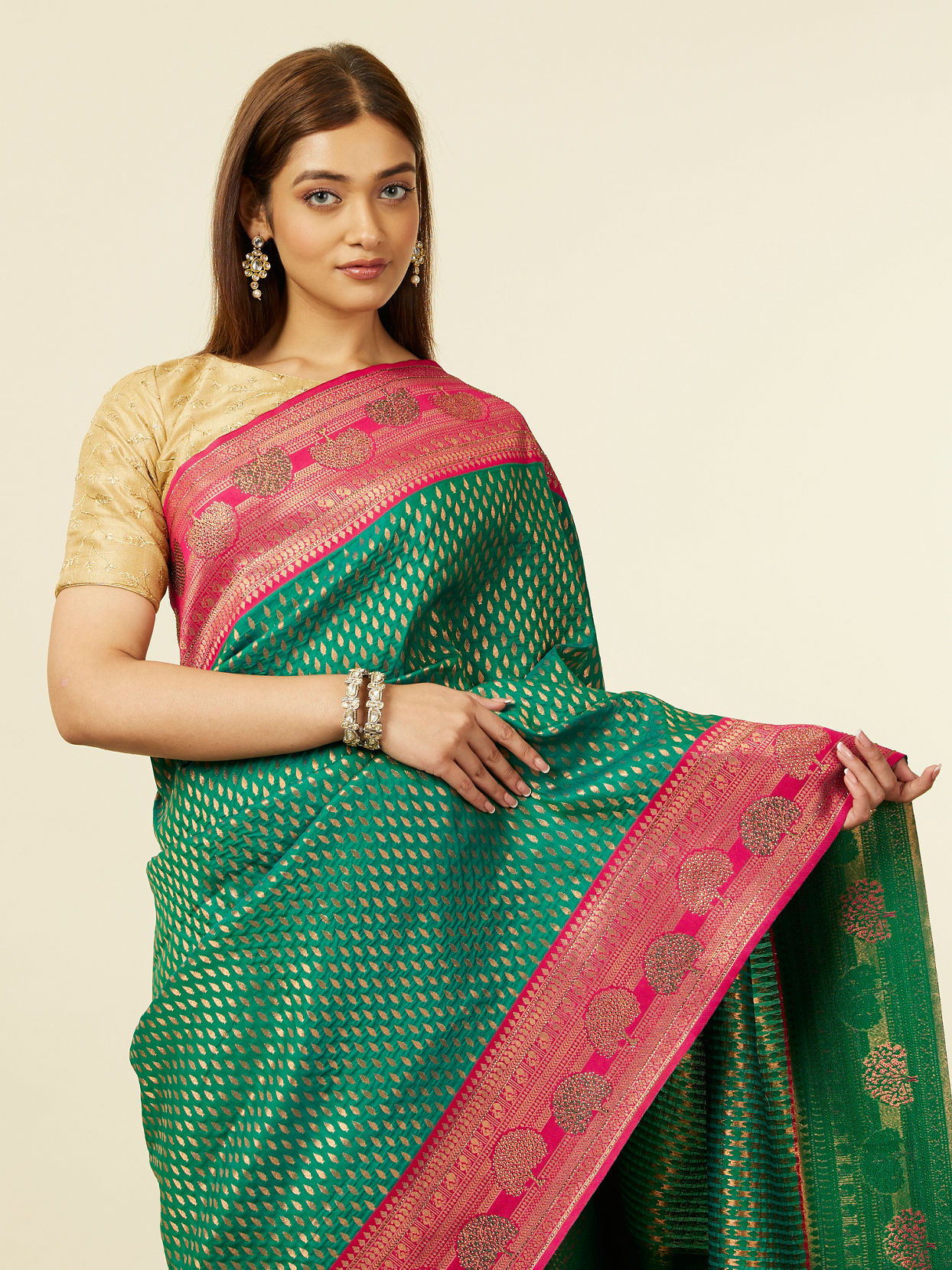 alt message - Mohey Women Dark Green Floral Buta Patterned Saree with Latkan Trimmings image number 1