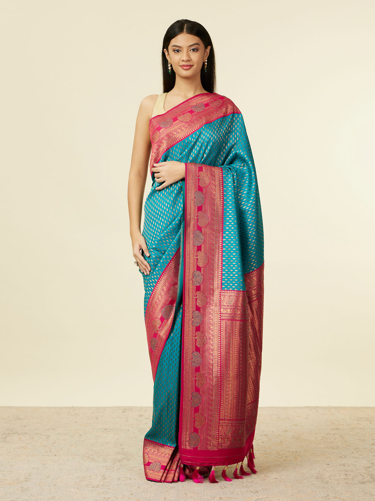 alt message - Mohey Women Rama Green Buta Patterned Saree with Floral Leaf Border image number 0