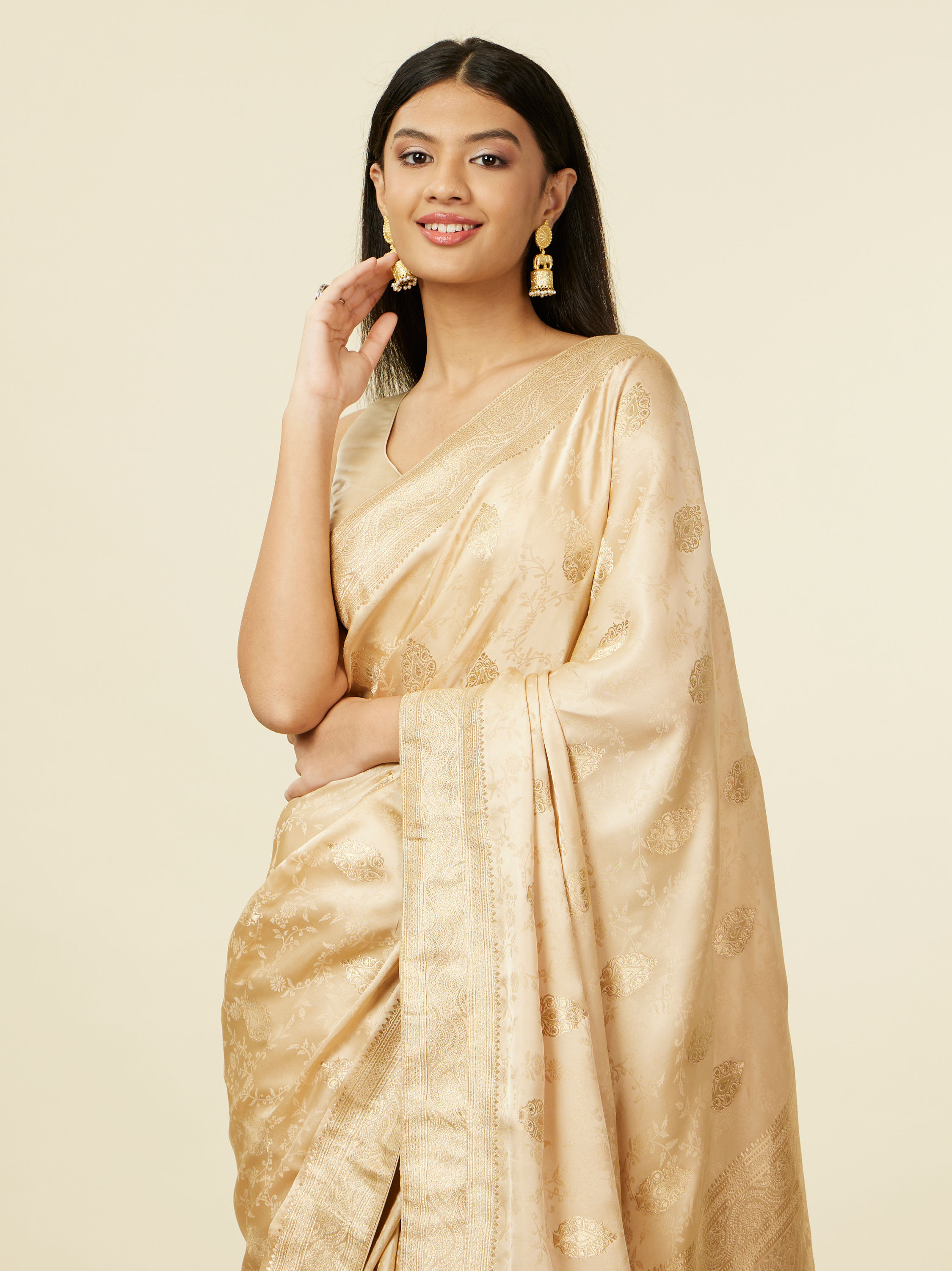 Mohey Women Cream Beige Bel Buti Patterned Saree with Floral Pattern