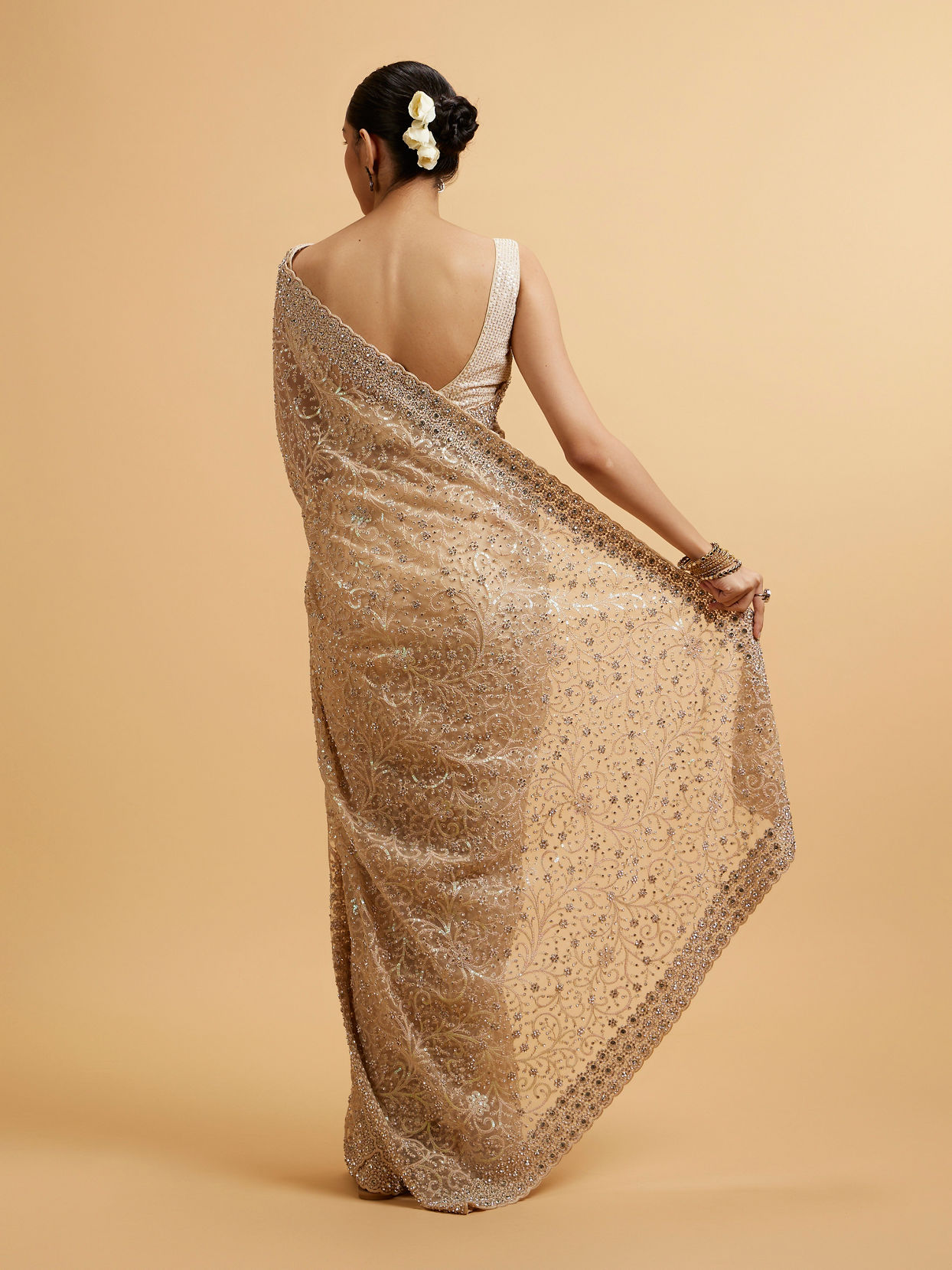 alt message - Mohey Women Beige Bel Buti Patterned Stone Embellished Saree image number 4