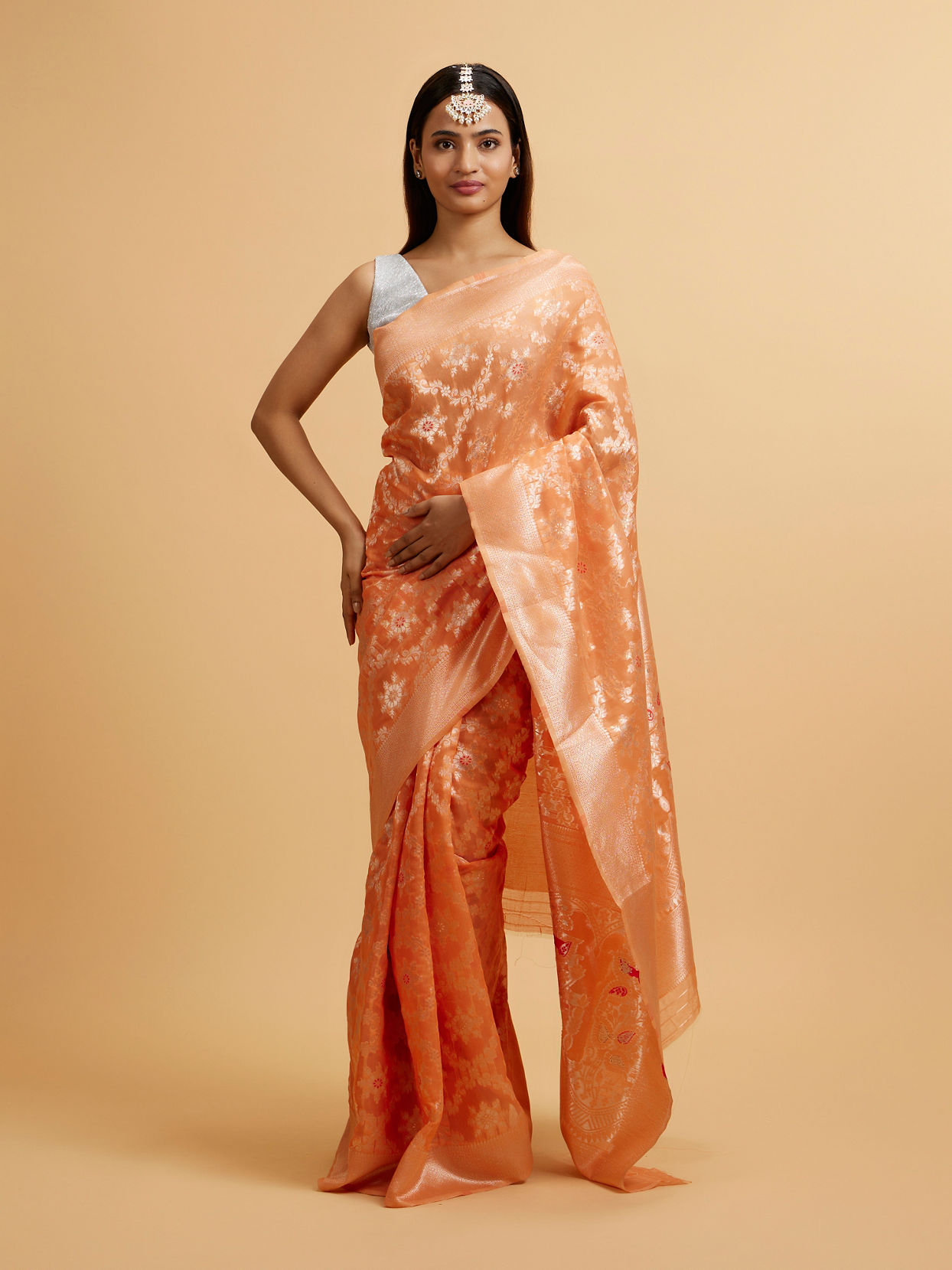 alt message - Mohey Women Coral Peach Floral Jaal Patterned Saree image number 0