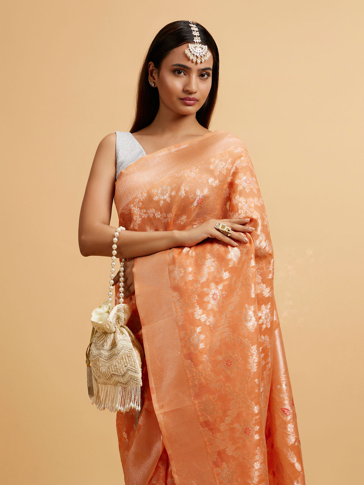 alt message - Mohey Women Coral Peach Floral Jaal Patterned Saree image number 1