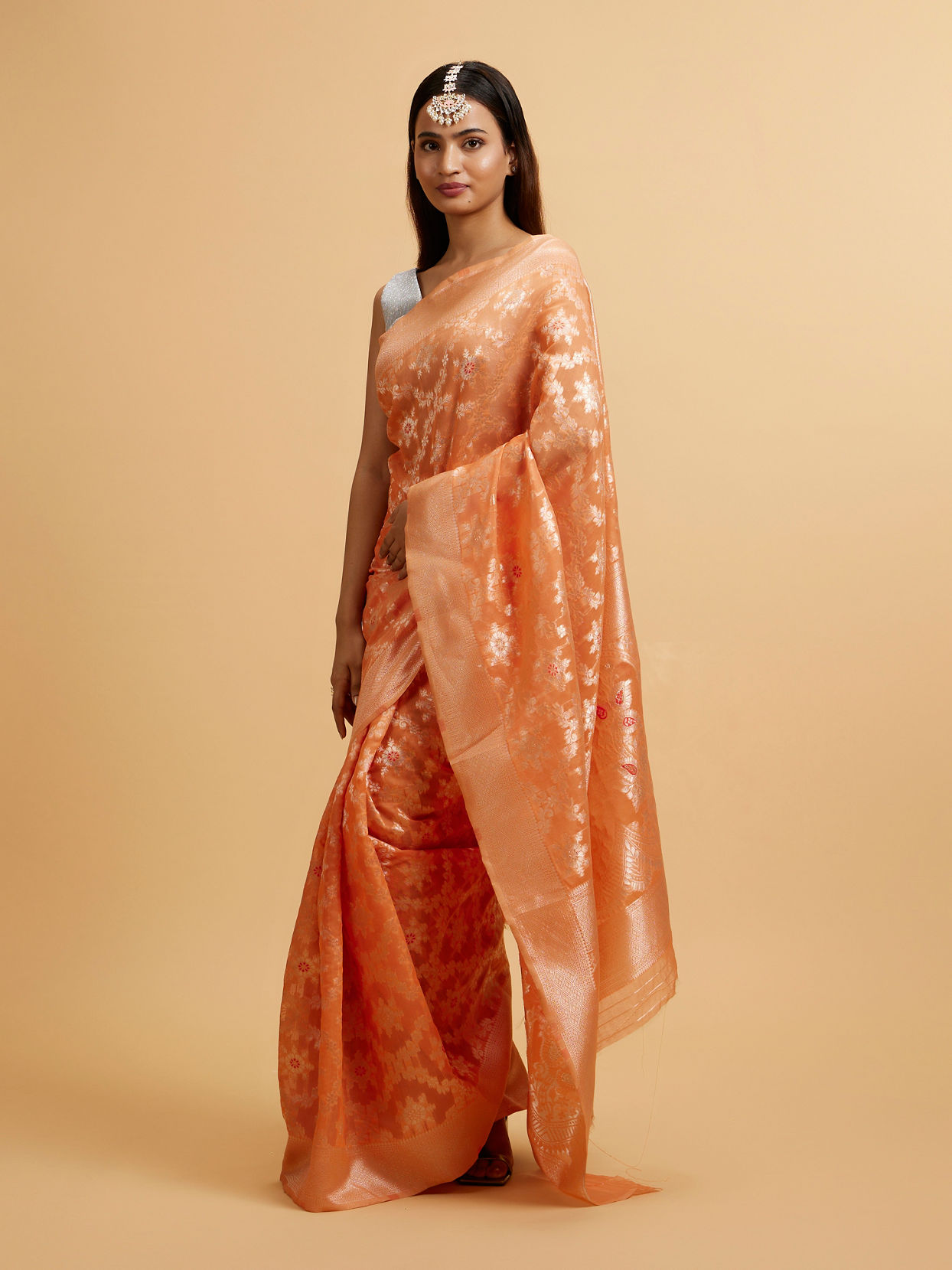 alt message - Mohey Women Coral Peach Floral Jaal Patterned Saree image number 2