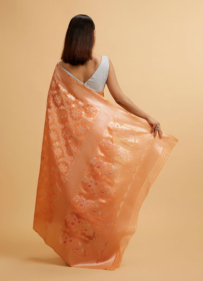 alt message - Mohey Women Coral Peach Floral Jaal Patterned Saree image number 4