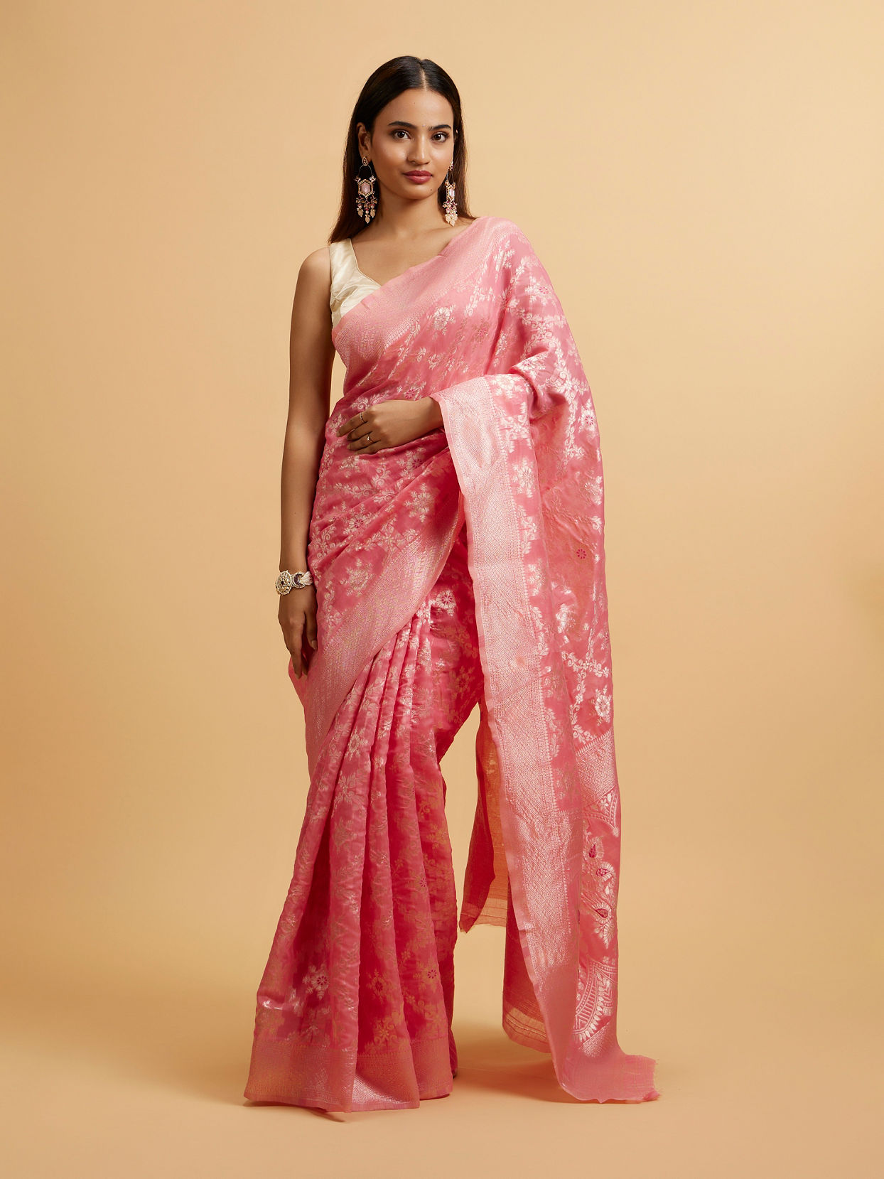 alt message - Mohey Women Pink Floral Jaal Patterned Saree image number 0