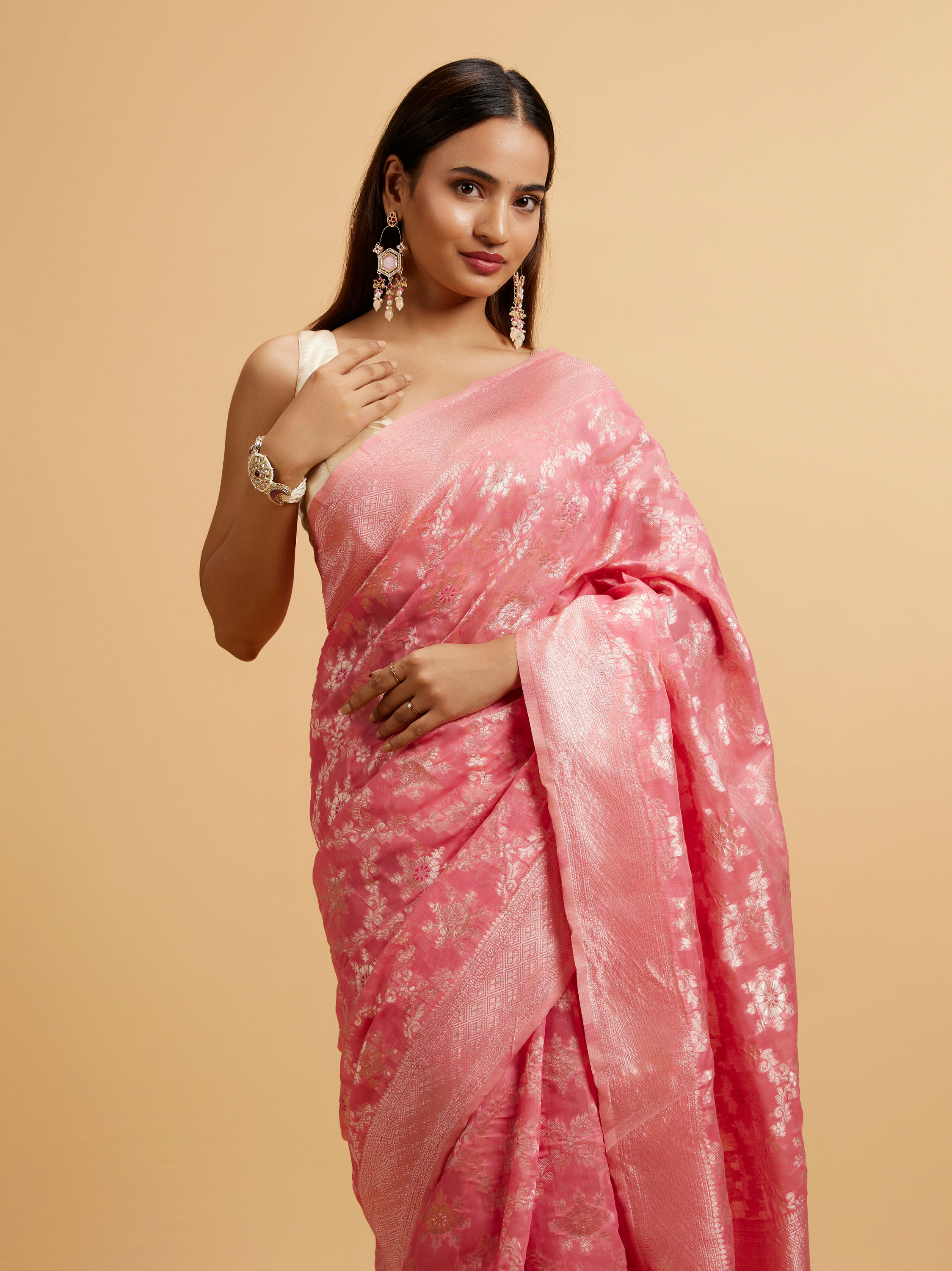 Mohey Women Pink Floral Jaal Patterned Saree