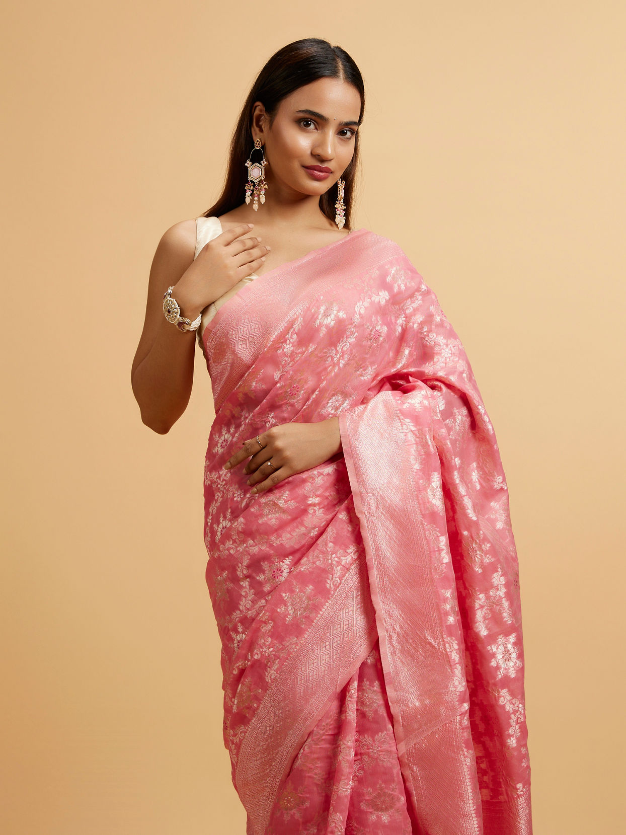 alt message - Mohey Women Pink Floral Jaal Patterned Saree image number 1