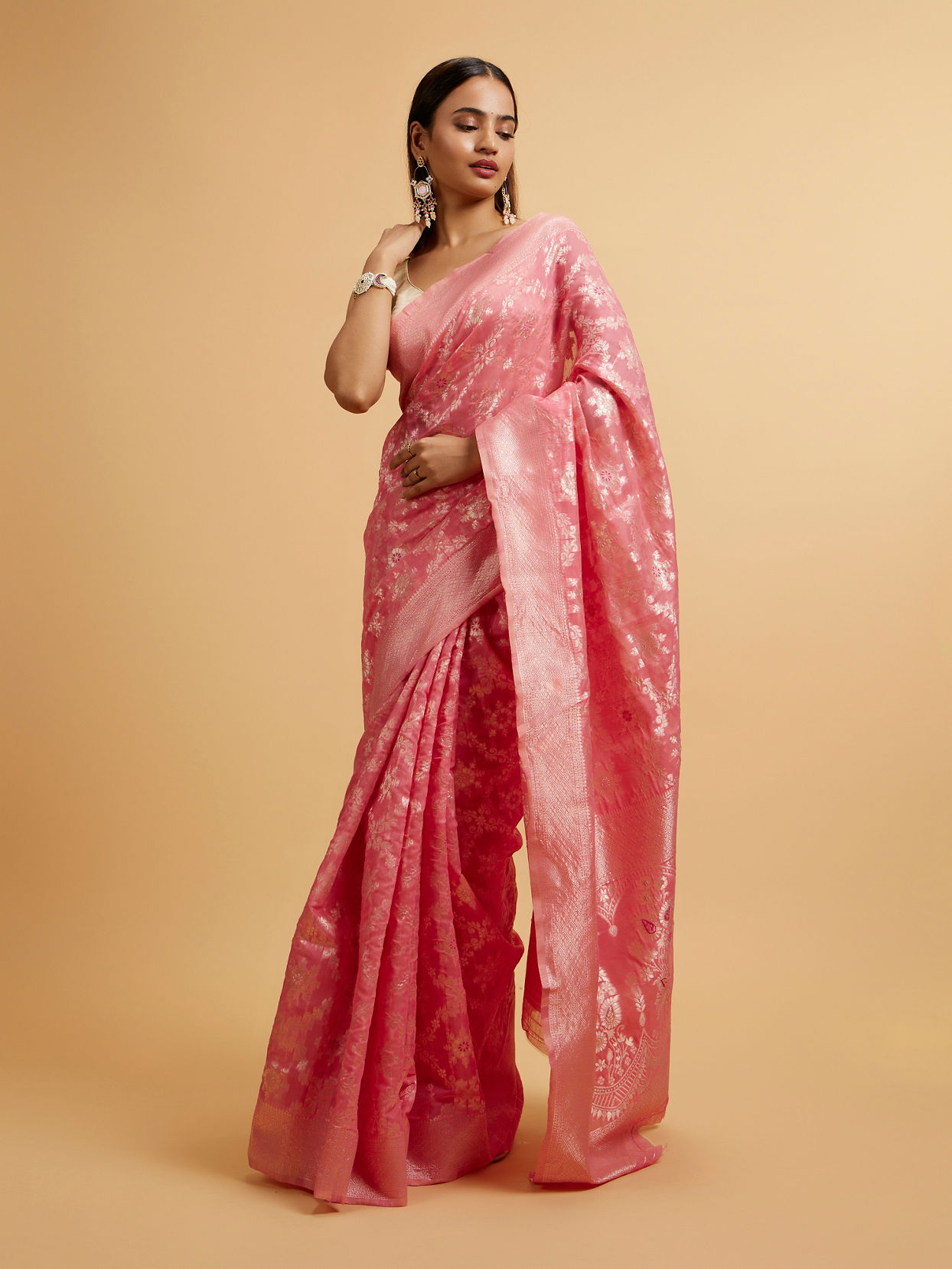 alt message - Mohey Women Pink Floral Jaal Patterned Saree image number 2