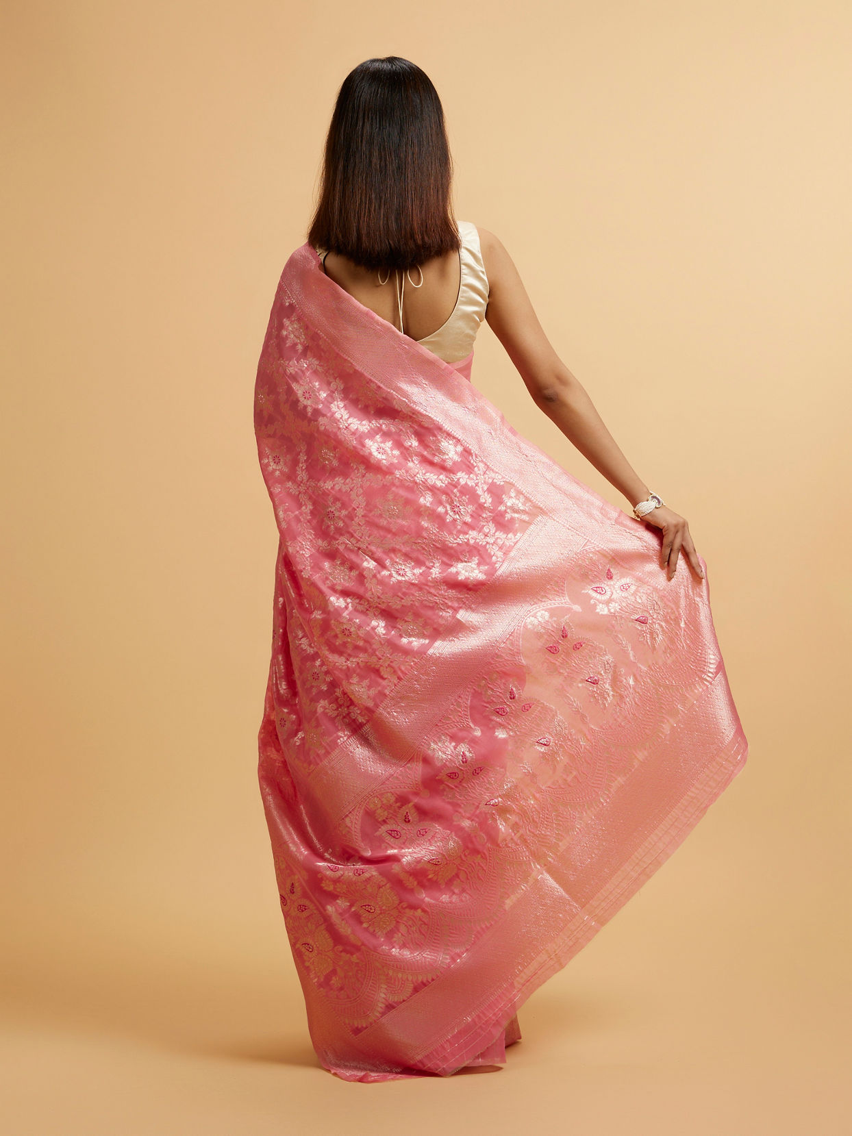 Mohey Women Pink Floral Jaal Patterned Saree