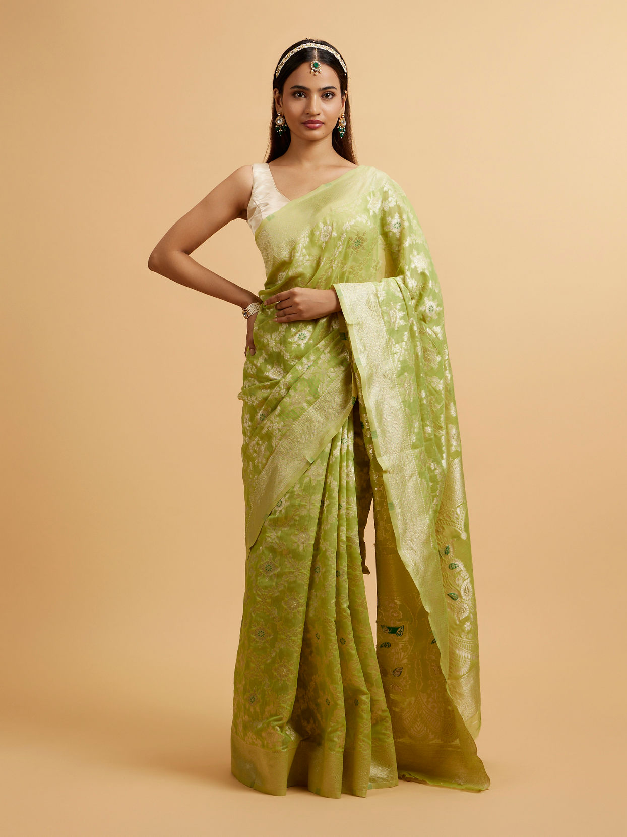 alt message - Mohey Women Light Green Floral Jaal Patterned Saree image number 0