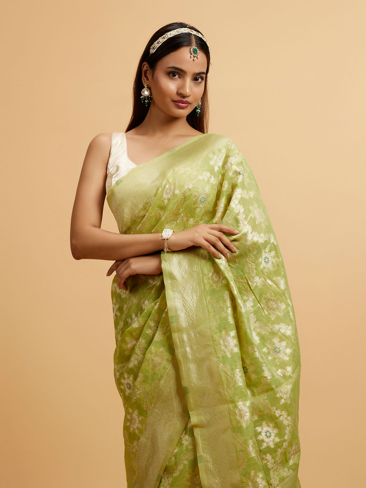 alt message - Mohey Women Light Green Floral Jaal Patterned Saree image number 1