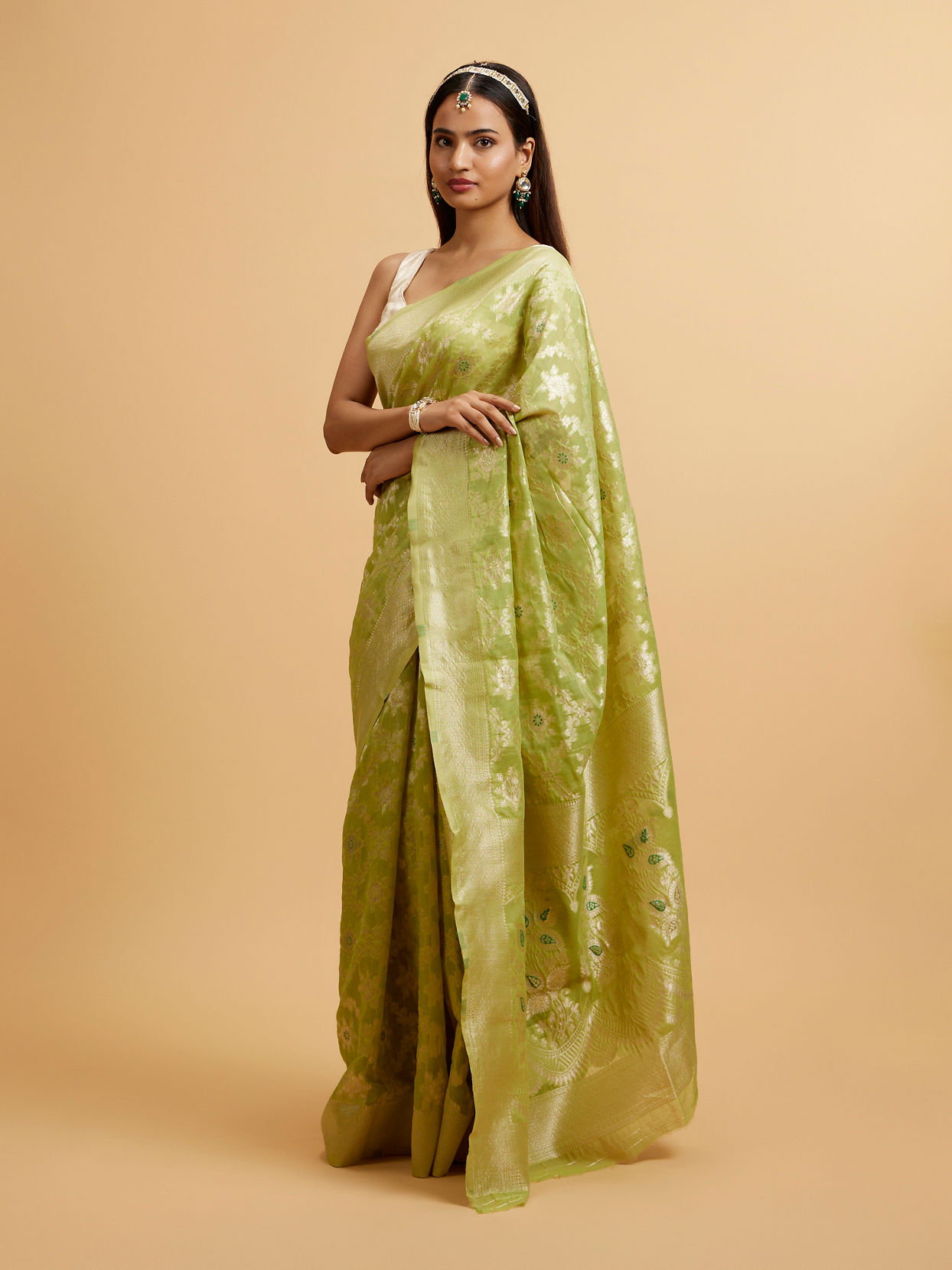 alt message - Mohey Women Light Green Floral Jaal Patterned Saree image number 2