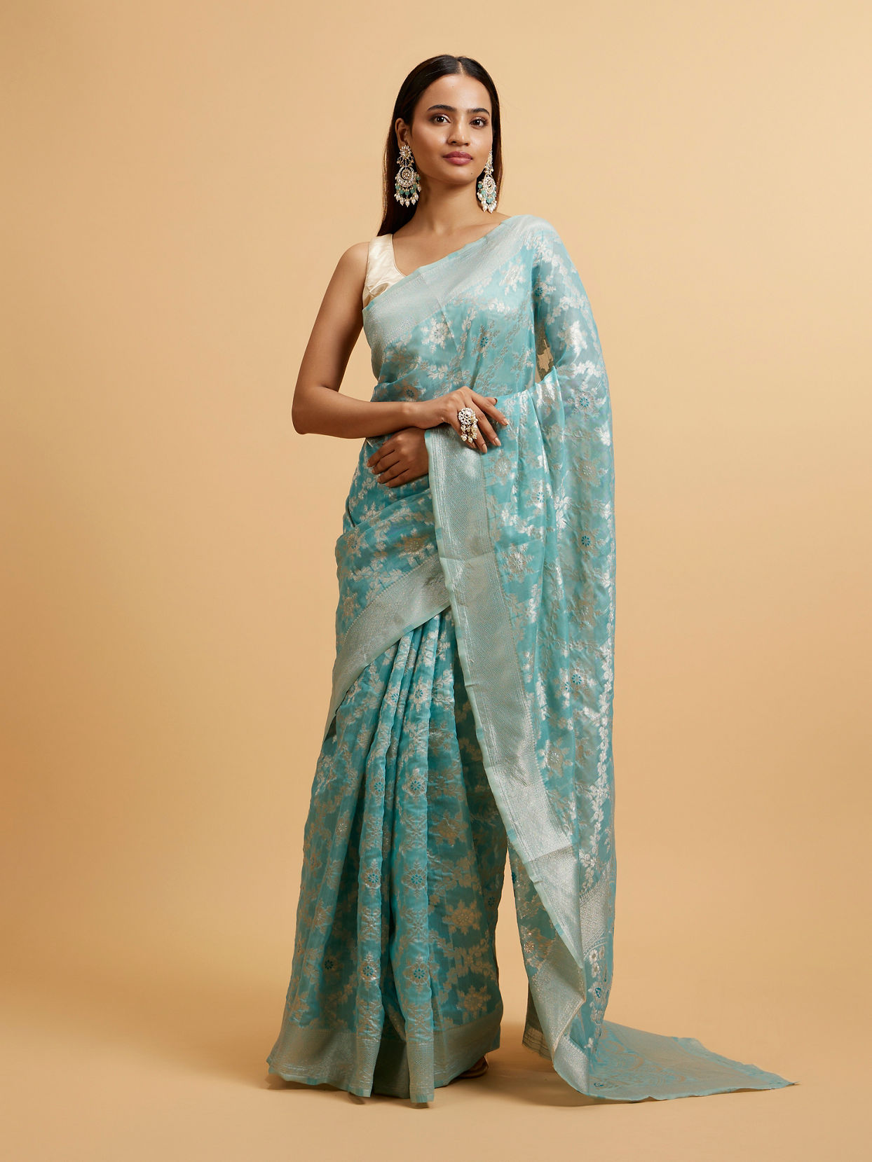 alt message - Mohey Women Light Blue Floral Jaal Patterned Saree image number 0