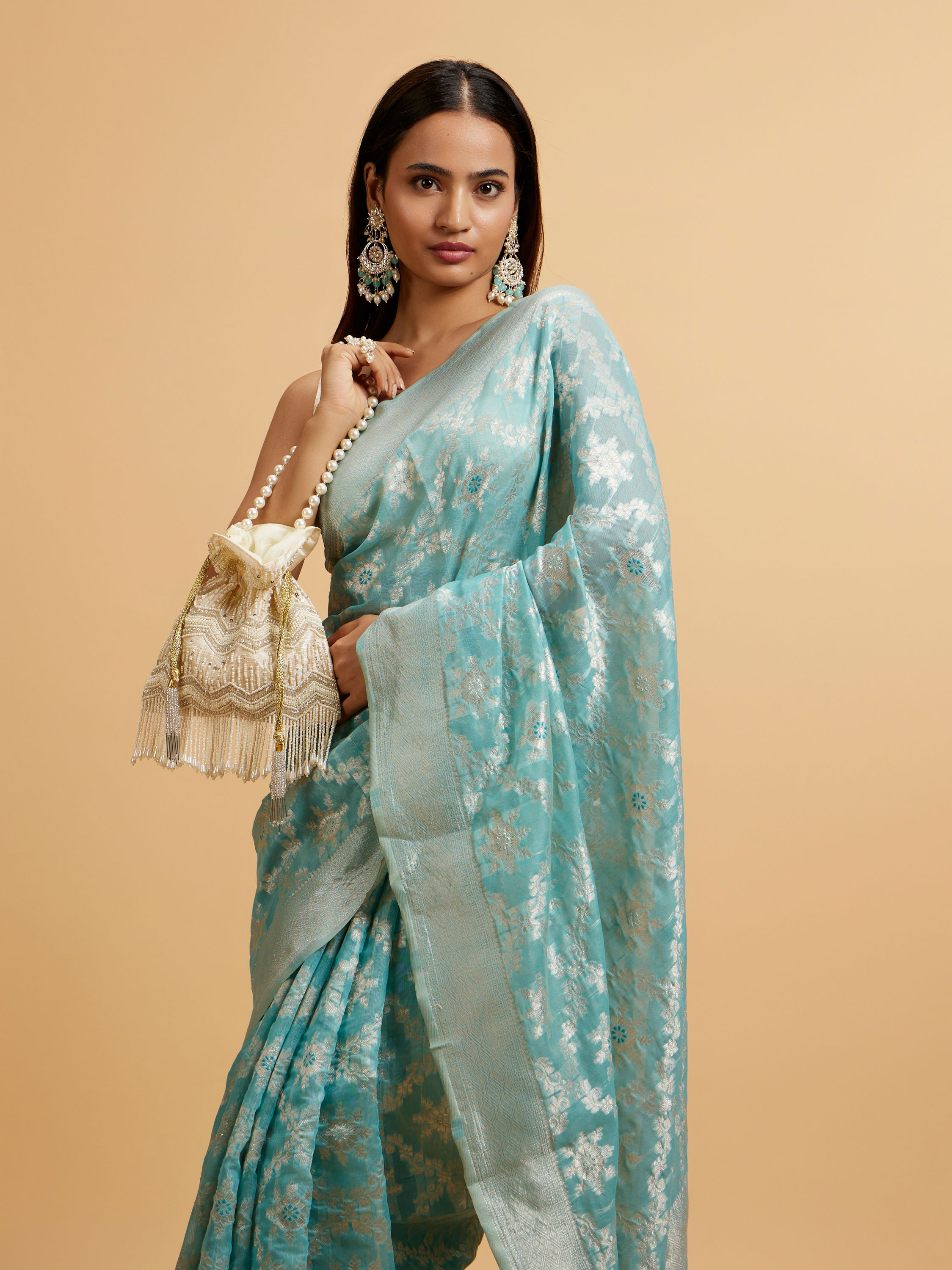 Mohey Women Light Blue Floral Jaal Patterned Saree